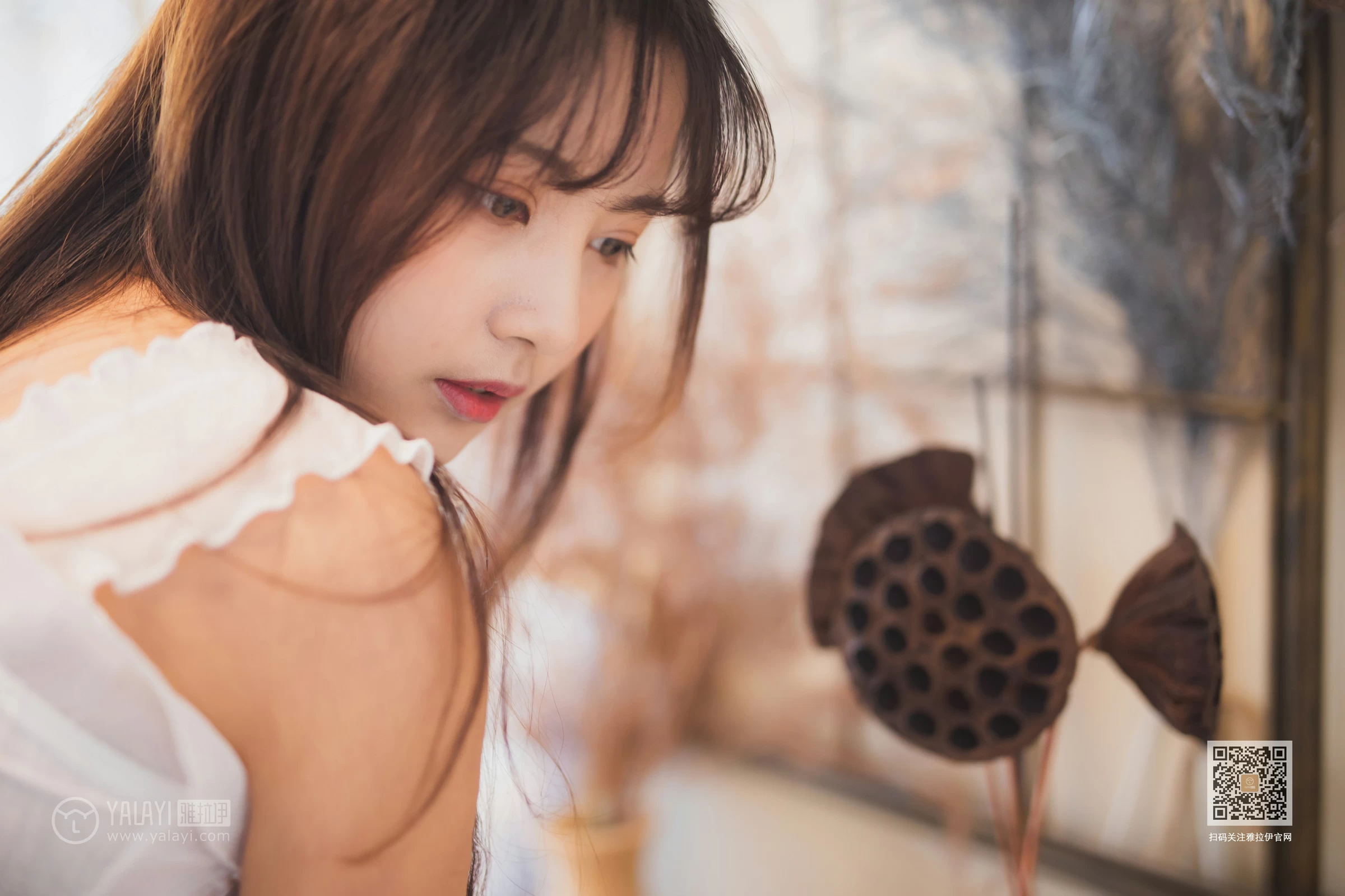 [YALAYI雅拉伊]NO.627 《试衣间》 唐芯 白色蕾丝背心加牛仔热裤性感私房写真集第3张