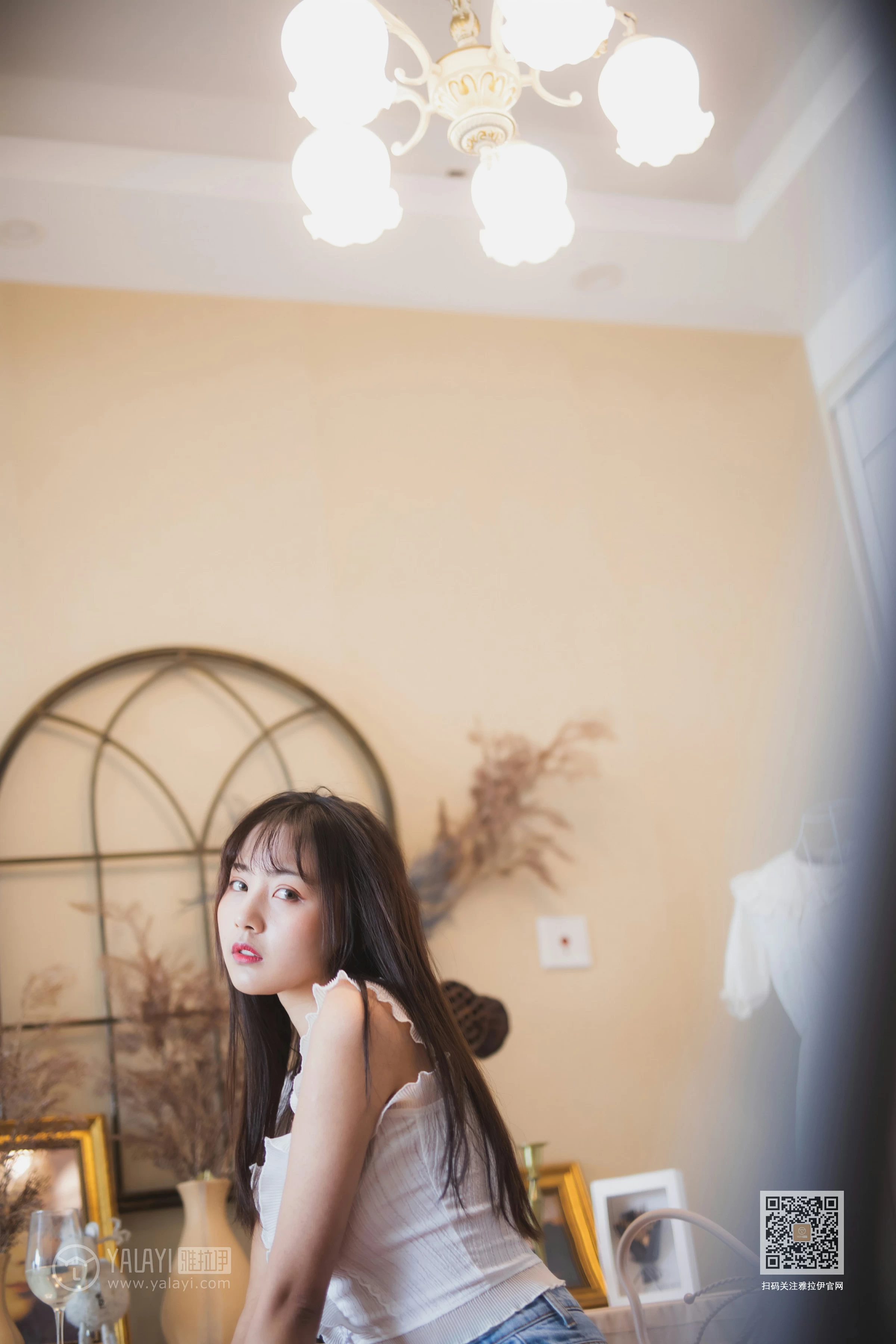[YALAYI雅拉伊]NO.627 《试衣间》 唐芯 白色蕾丝背心加牛仔热裤性感私房写真集第3张