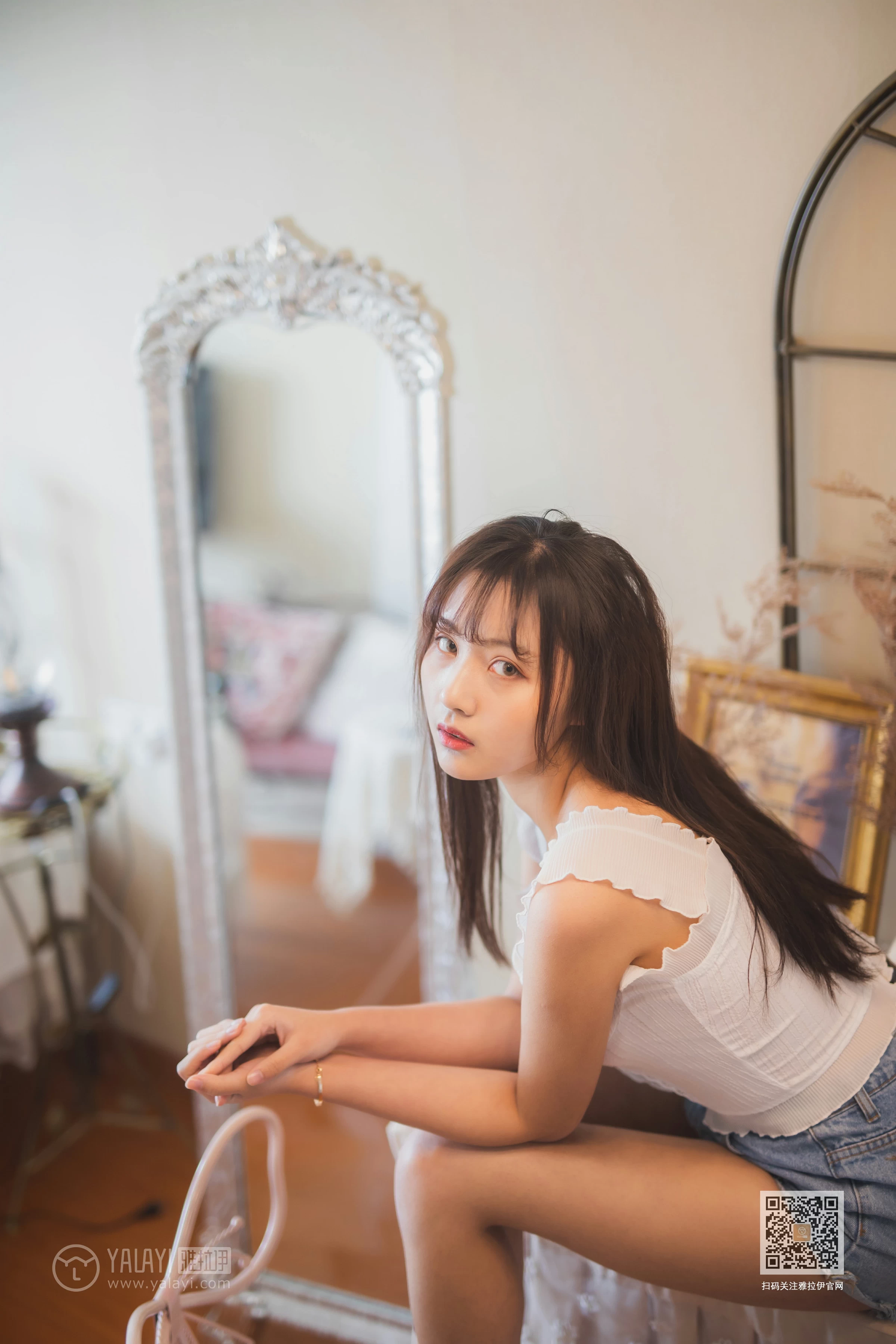 [YALAYI雅拉伊]NO.627 《试衣间》 唐芯 白色蕾丝背心加牛仔热裤性感私房写真集第8张