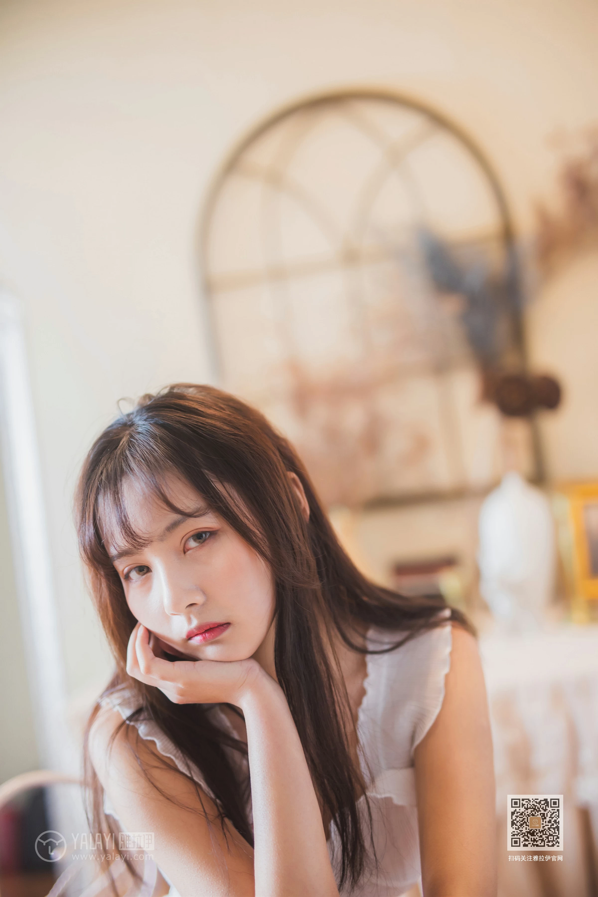 [YALAYI雅拉伊]NO.627 《试衣间》 唐芯 白色蕾丝背心加牛仔热裤性感私房写真集第10张