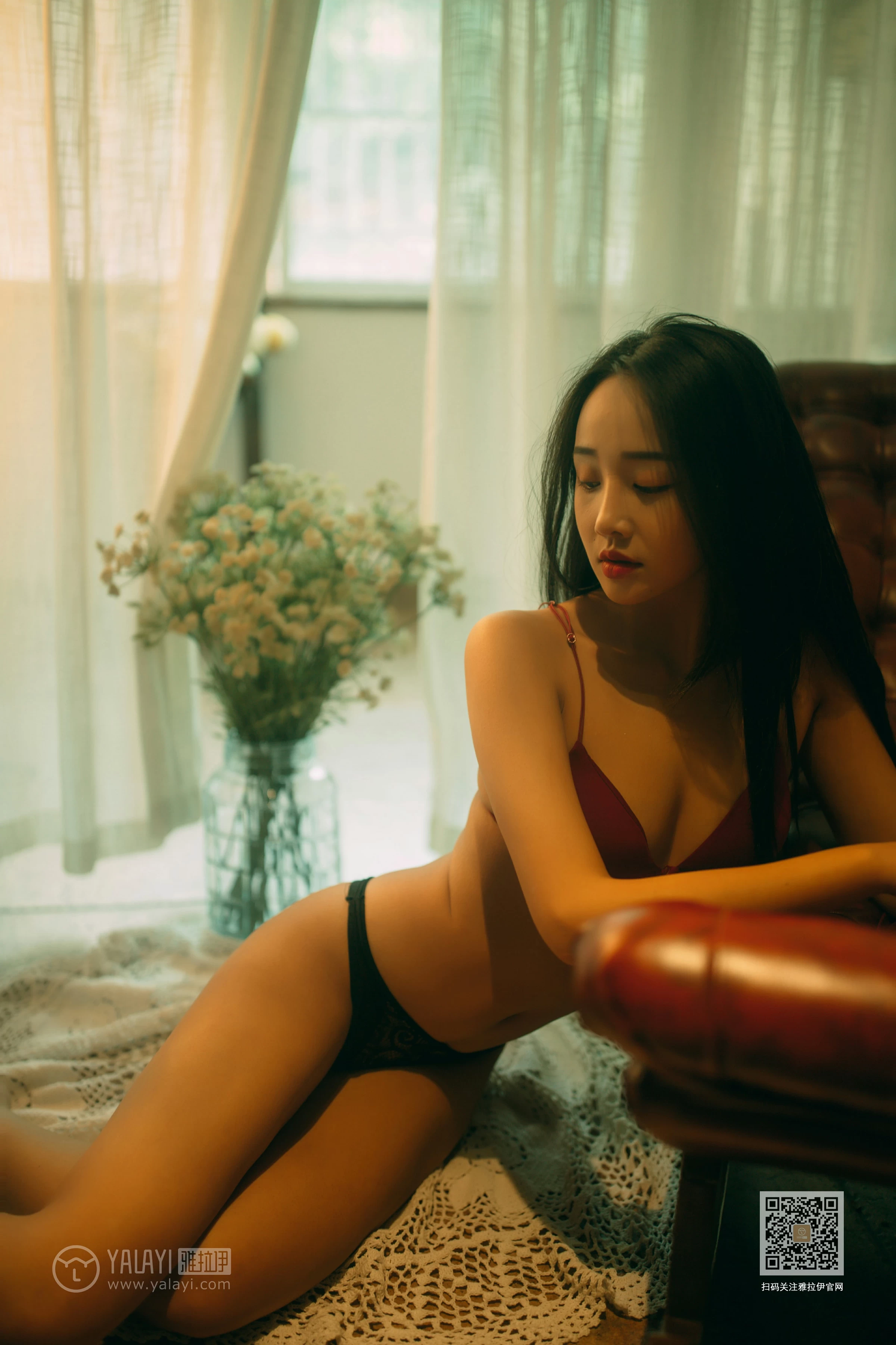 [YALAYI雅拉伊]NO.630 《华灯初上》 优优 白色透视衬衫加红色内衣性感私房写真集第17张