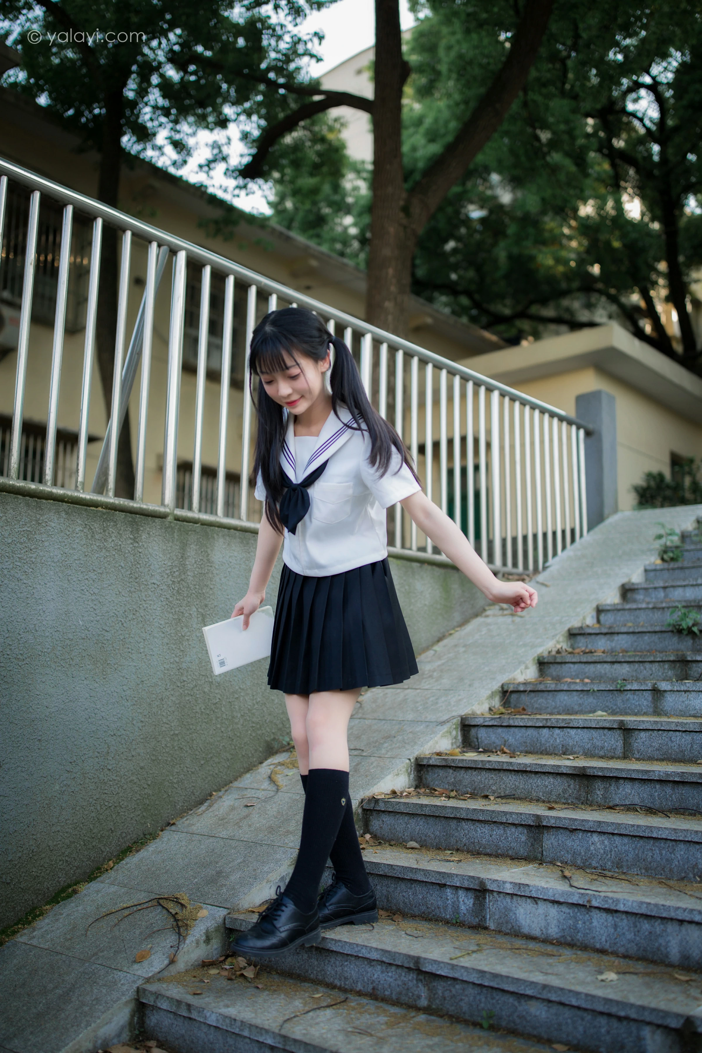 [YALAYI雅拉伊]NO.671 《放学一起走》 妙妙 JK水手制服与短裙加黑丝美腿写真第3张