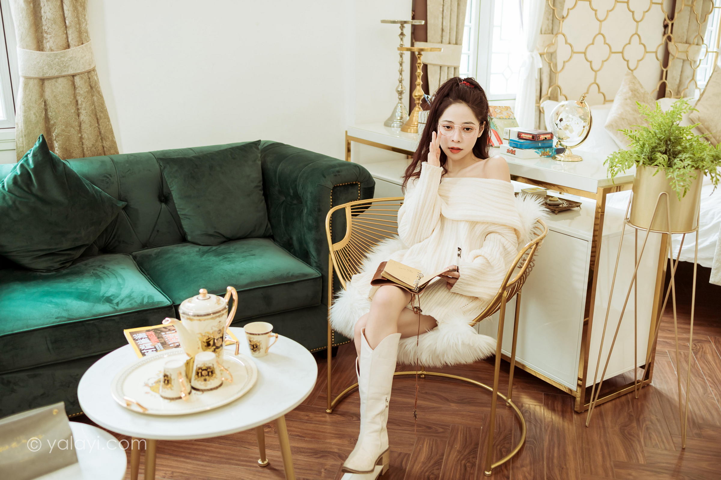 [YALAYI雅拉伊]2022.02.22 女友来探班 诗咏 白色抹胸上衣加白色长筒靴性感私房写真集第2张