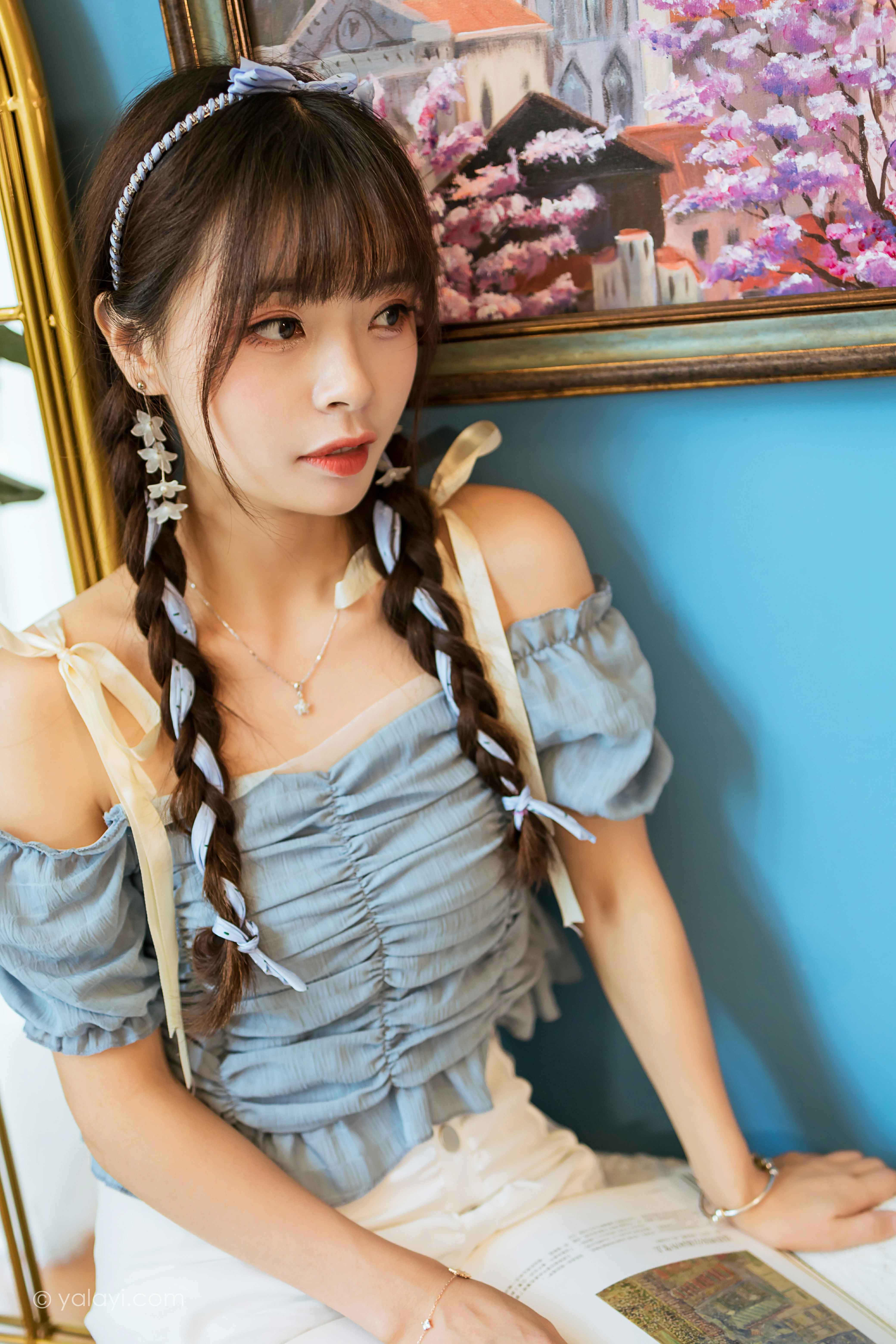 [YALAYI雅拉伊]NO.850 灵魂画师 程小蝶 蓝色抹胸上衣加白色短裙清纯可爱写真集第12张