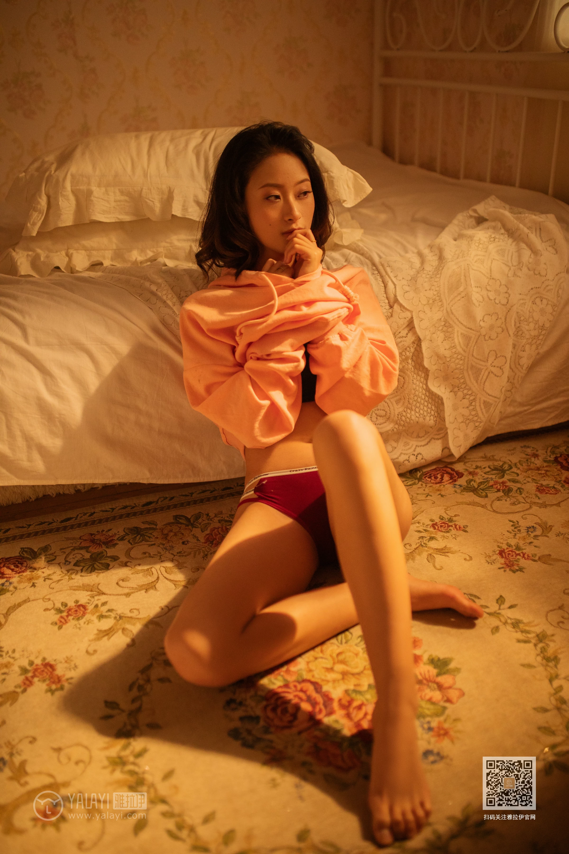 [YALAYI雅拉伊]NO.639 《慵懒小女人》 丁媛 红色卫衣居家性感私房写真集第12张