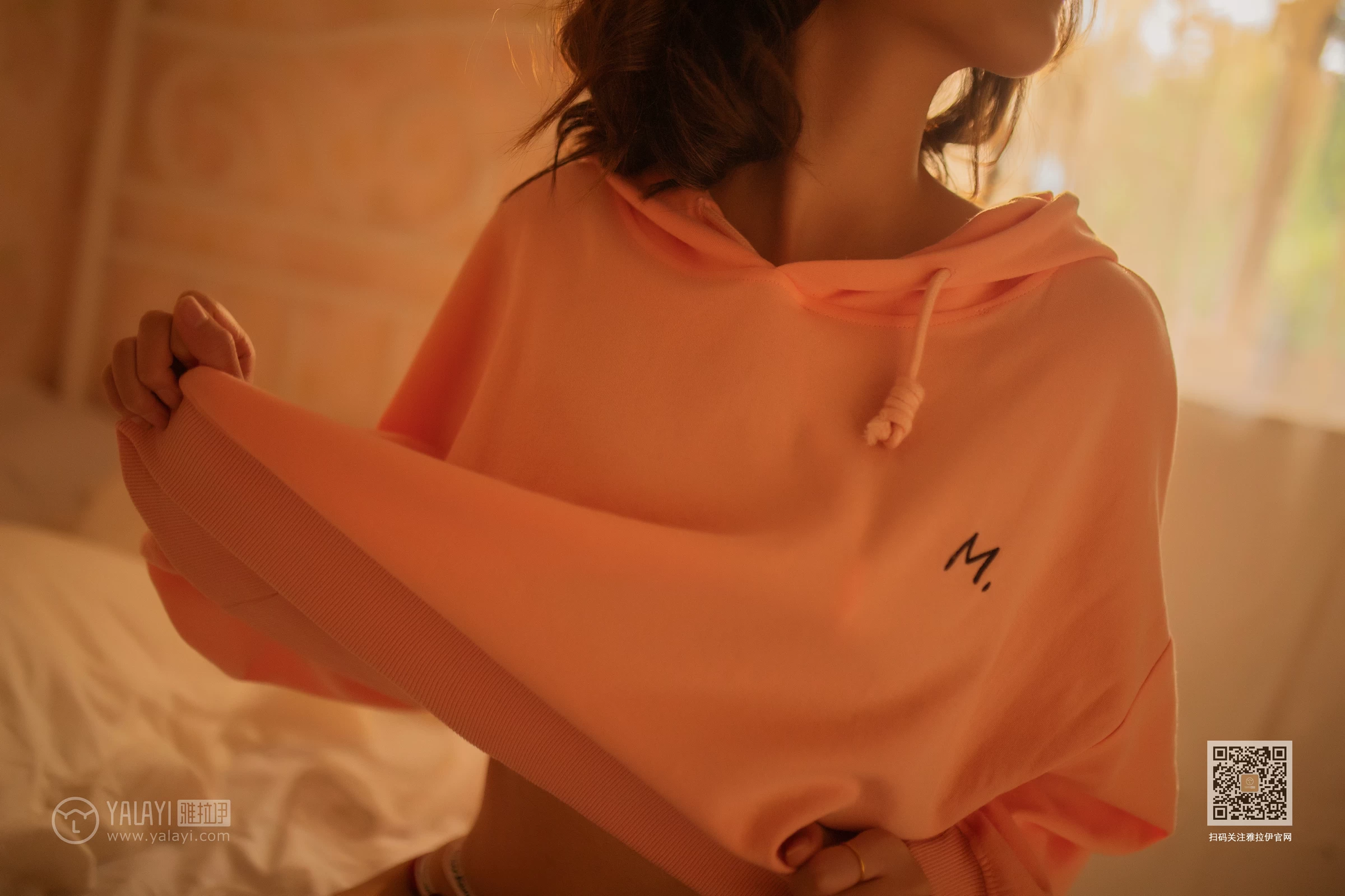 [YALAYI雅拉伊]NO.639 《慵懒小女人》 丁媛 红色卫衣居家性感私房写真集第7张