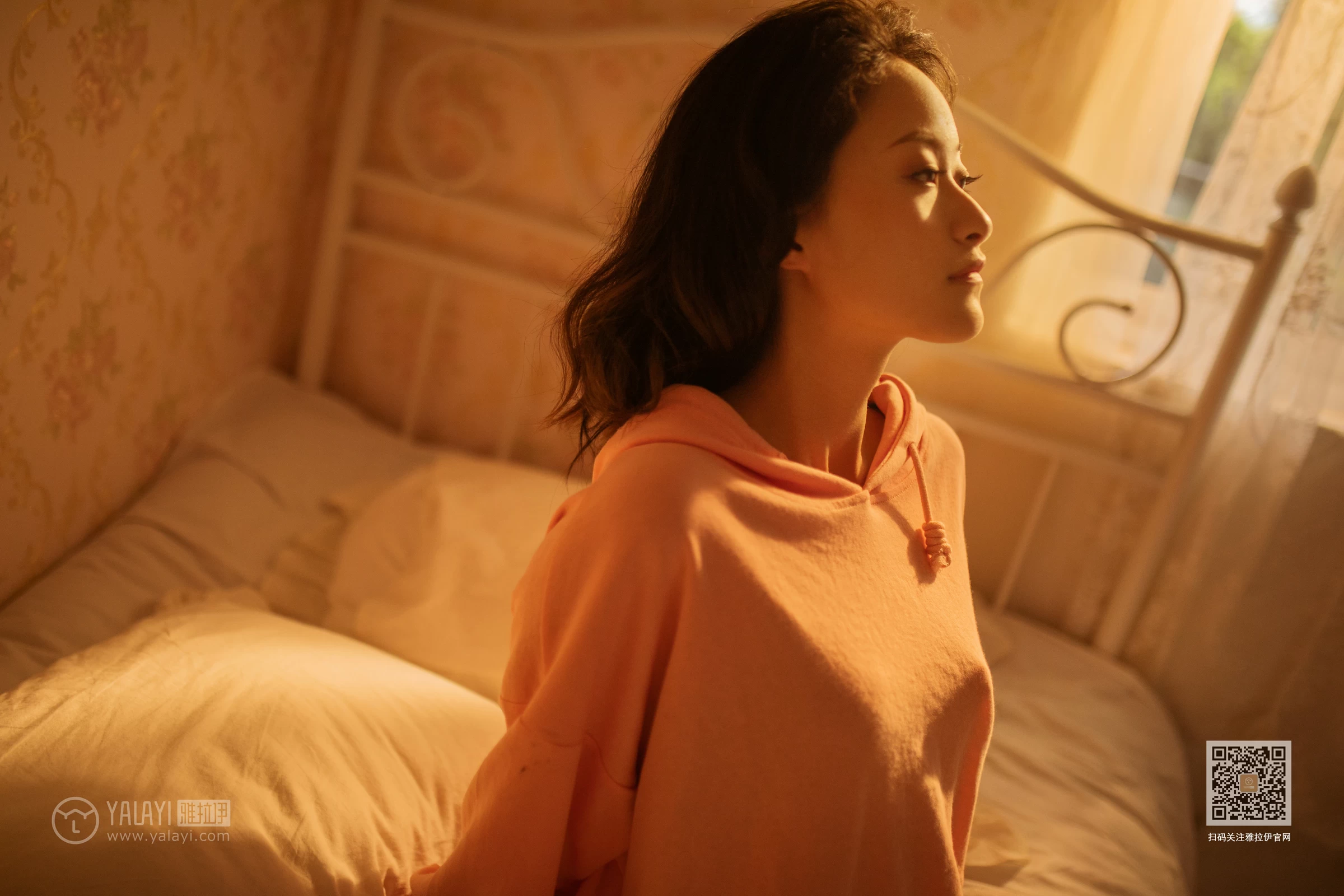 [YALAYI雅拉伊]NO.639 《慵懒小女人》 丁媛 红色卫衣居家性感私房写真集第8张