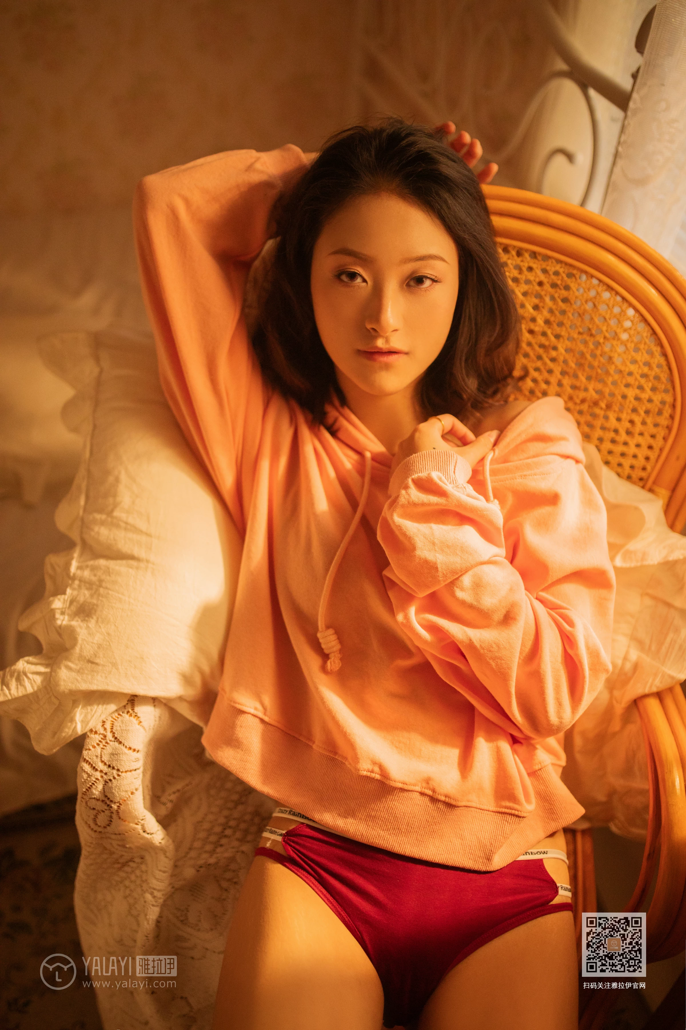 [YALAYI雅拉伊]NO.639 《慵懒小女人》 丁媛 红色卫衣居家性感私房写真集第14张