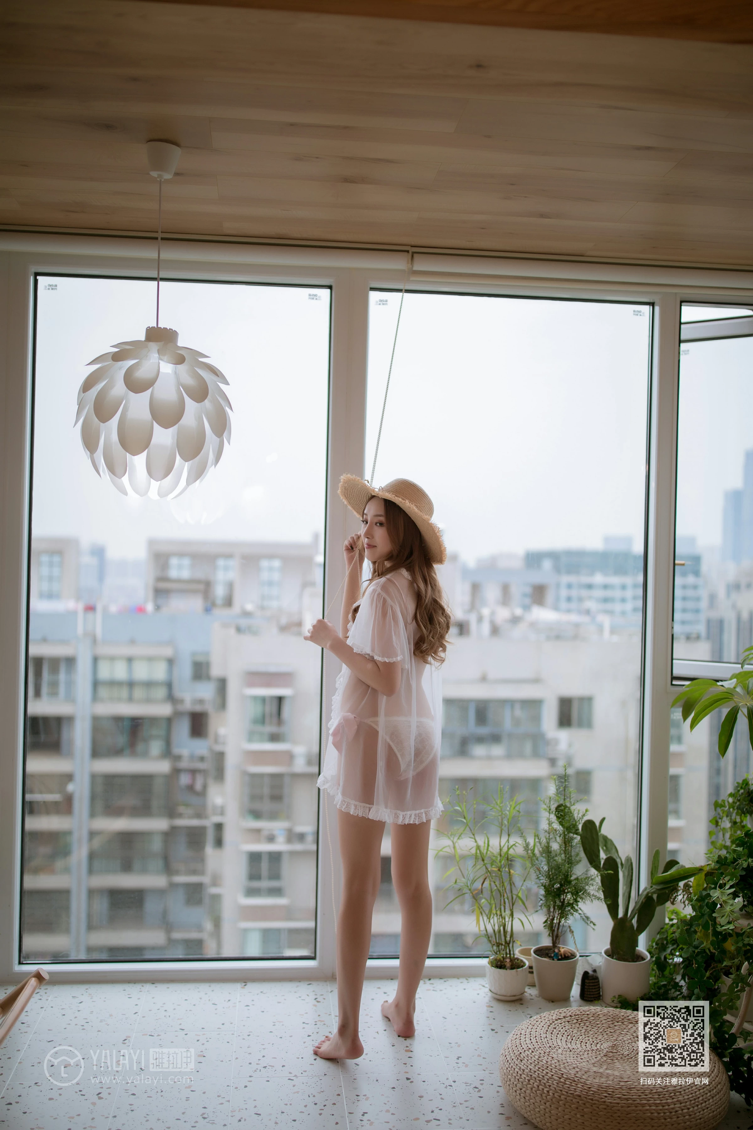 [YALAYI雅拉伊]NO.651 《从花园到闺房》 上官莹莹 白色透视睡衣加情趣内衣性感私房写真集第4张