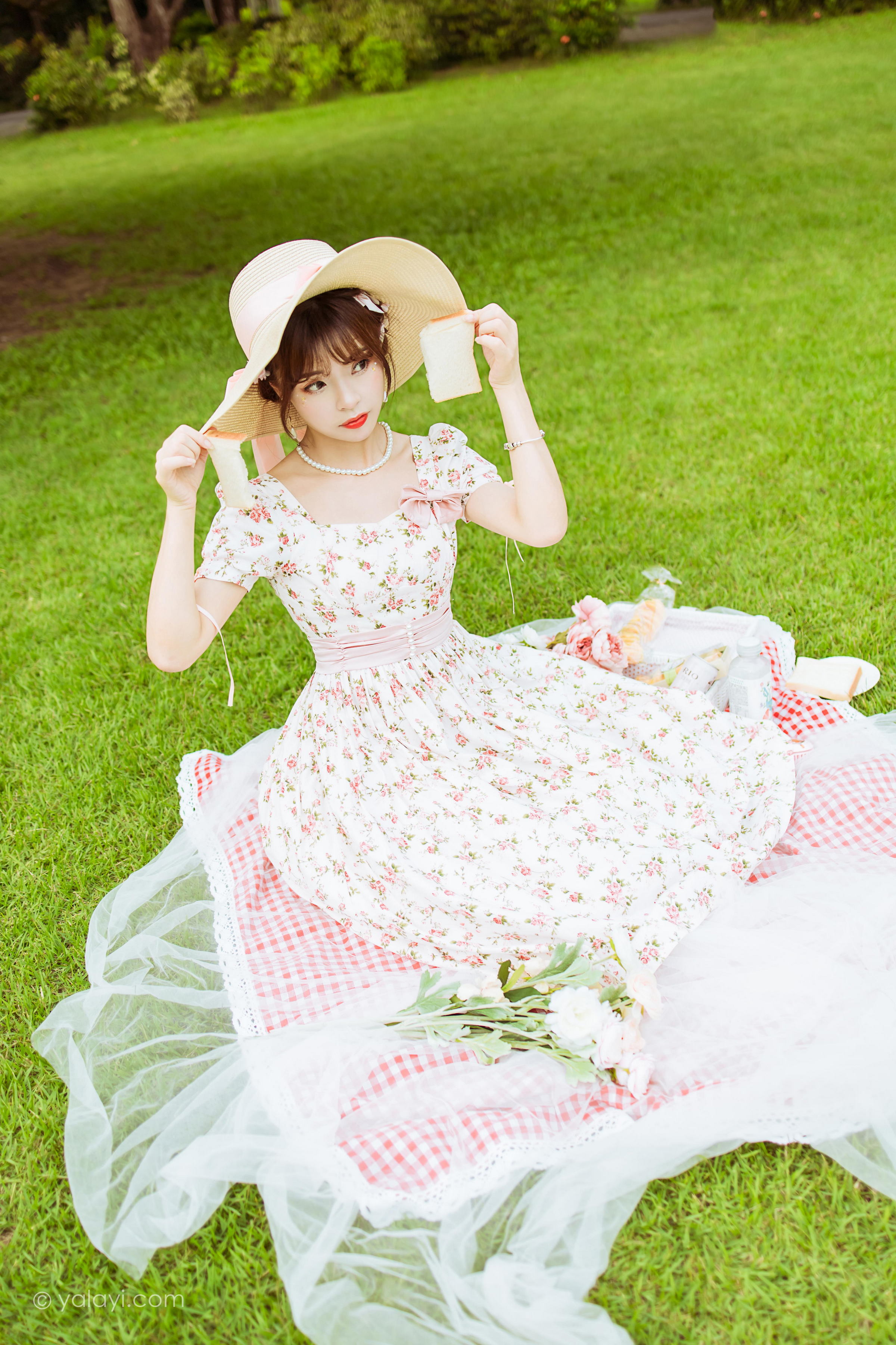 [YALAYI雅拉伊]2022.09.15 告白 程小蝶 白色复古连衣裙加白色绵袜清纯写真集第15张