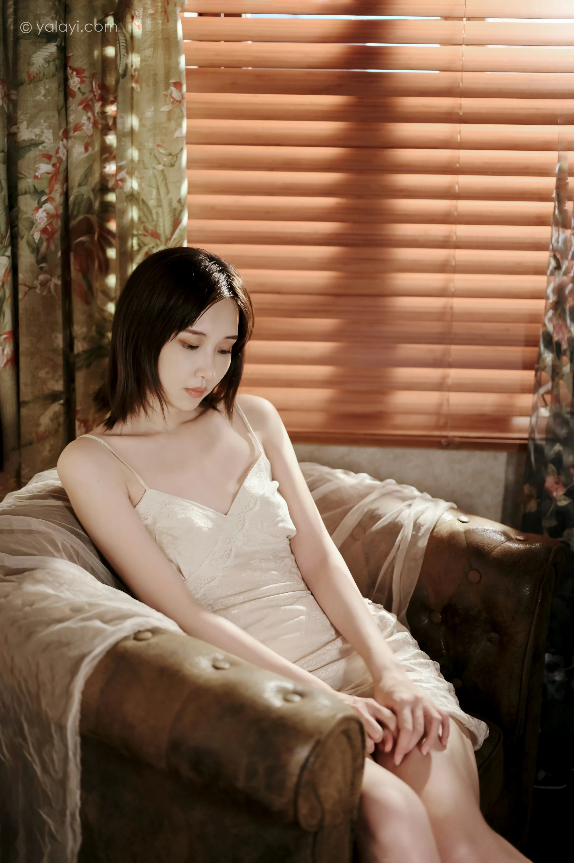 [YALAYI雅拉伊]NO.699 《长相思》 妍妍 白色吊带连衣裙居家私房写真集第2张