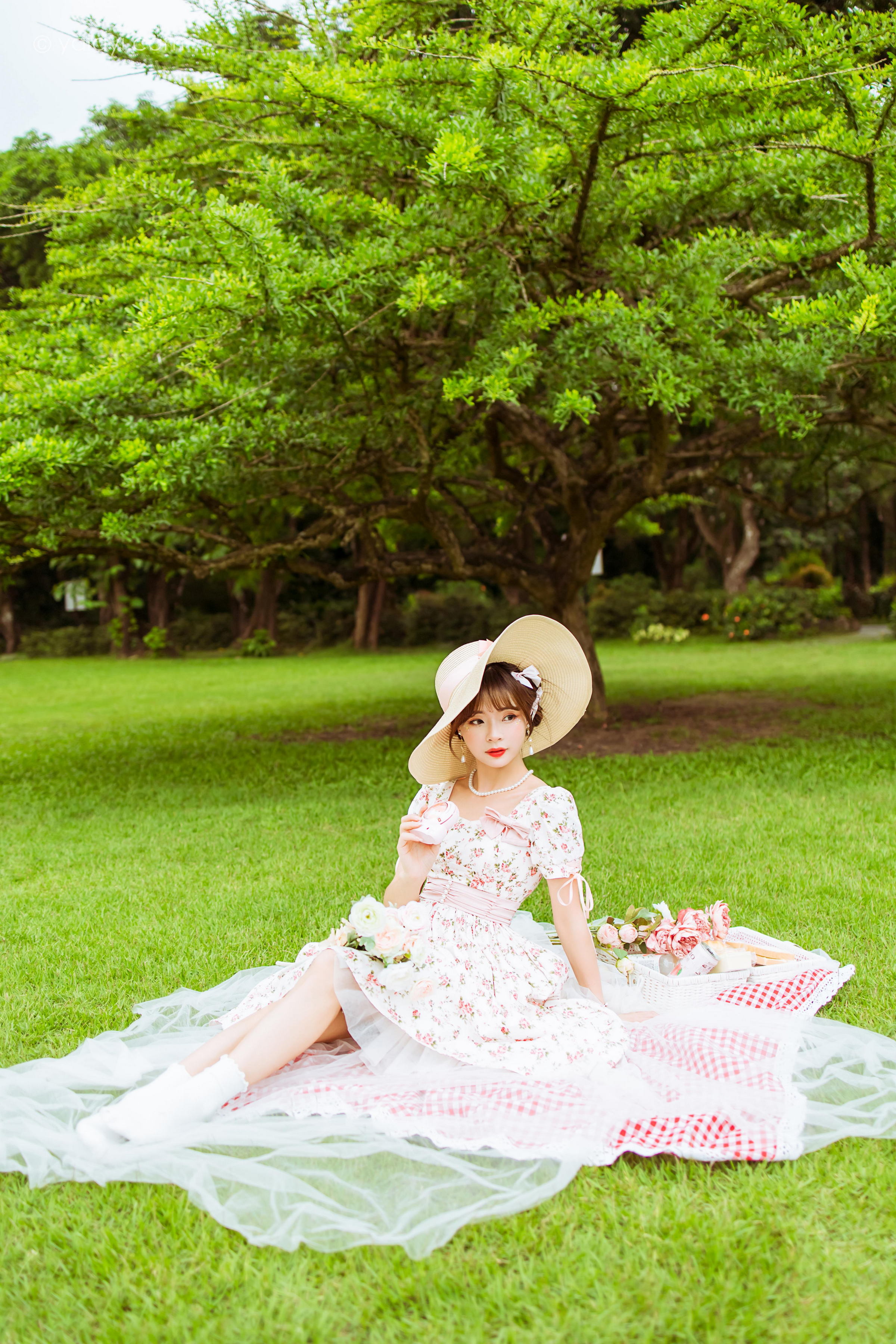 [YALAYI雅拉伊]2022.09.15 告白 程小蝶 白色复古连衣裙加白色绵袜清纯写真集第1张