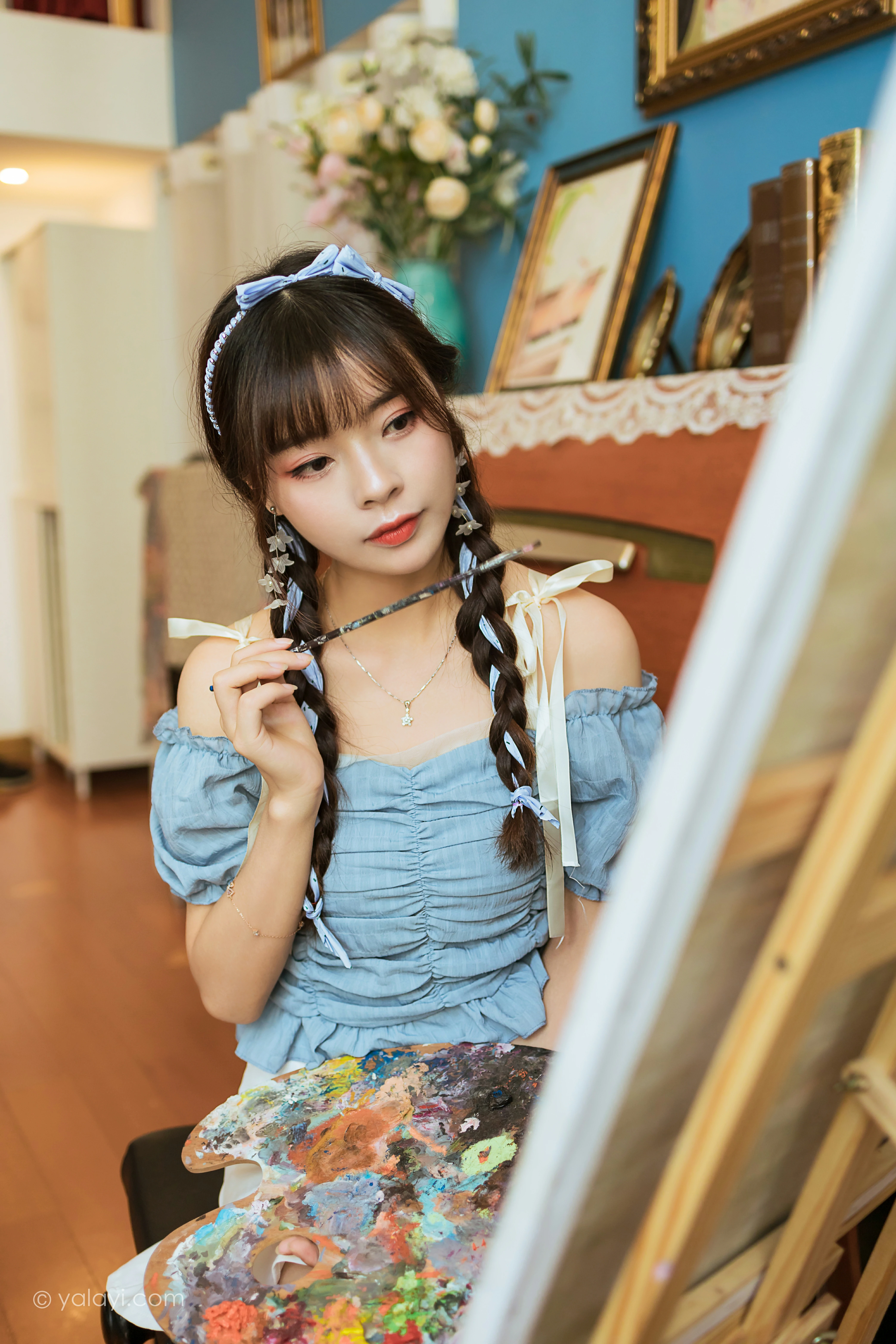 [YALAYI雅拉伊]NO.850 灵魂画师 程小蝶 蓝色抹胸上衣加白色短裙清纯可爱写真集第3张