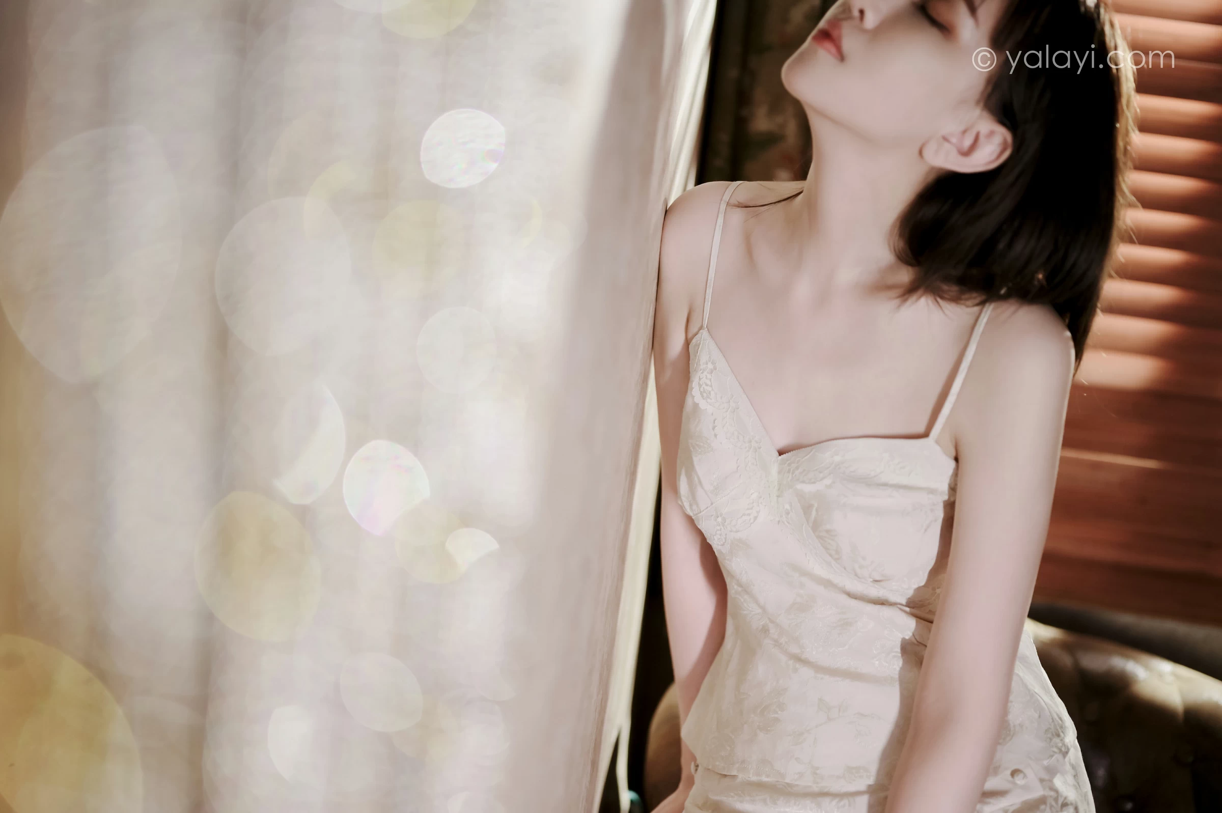[YALAYI雅拉伊]NO.699 《长相思》 妍妍 白色吊带连衣裙居家私房写真集第7张