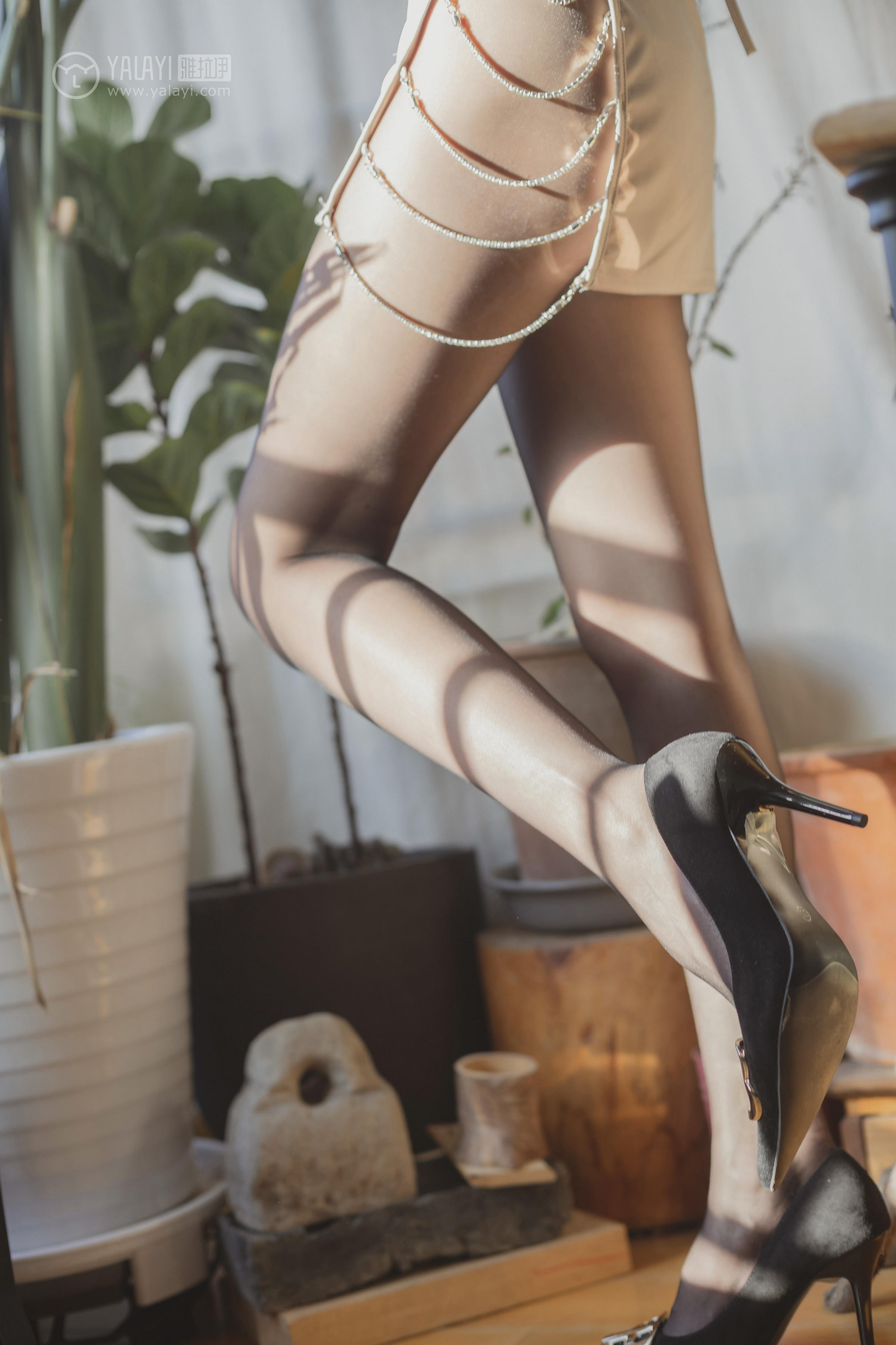 [YALAYI雅拉伊]2022.08.01 香蜜 凉儿 米色吊带祼背小礼裙加黑丝美腿性感私房写真集第9张