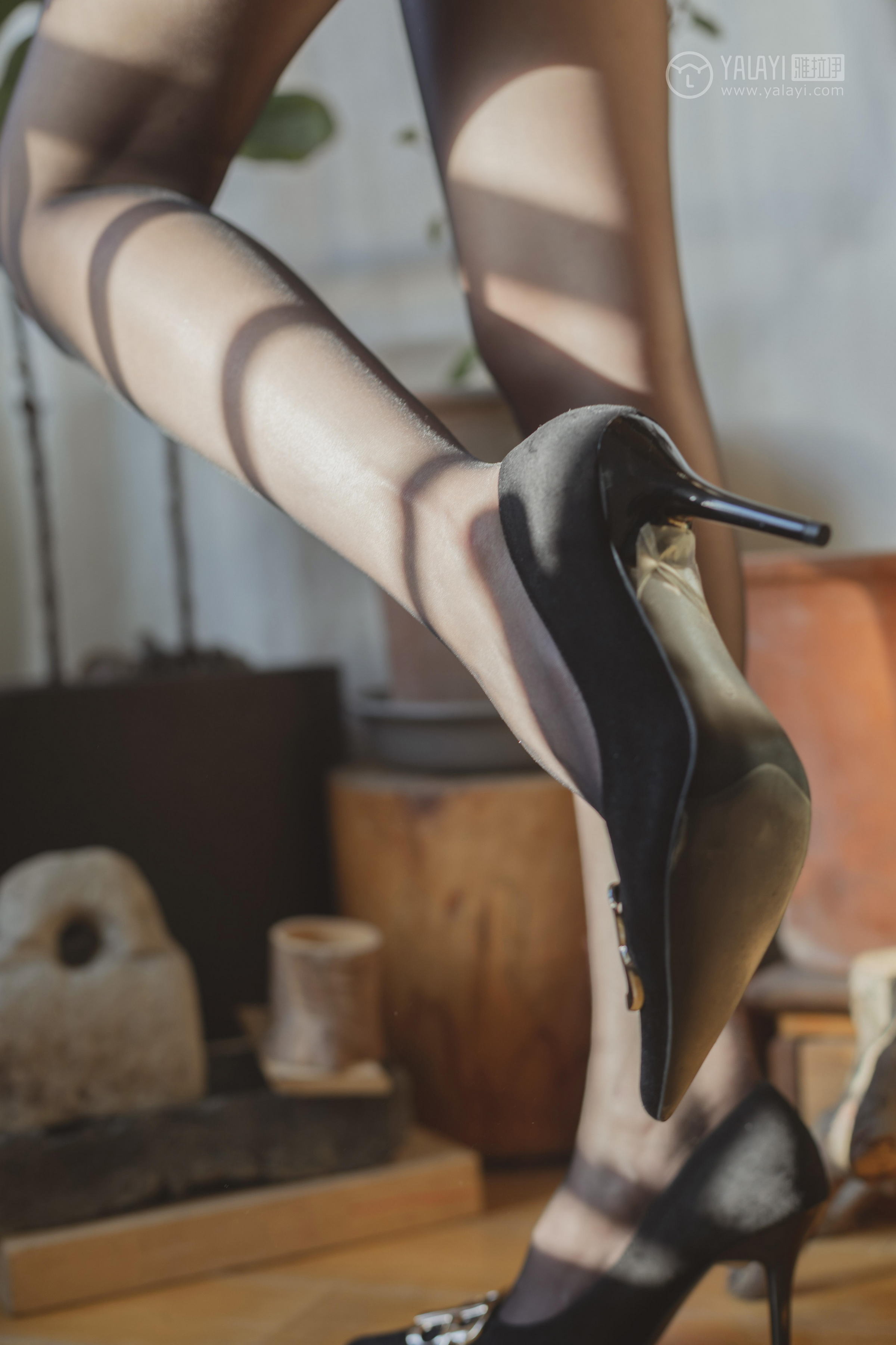 [YALAYI雅拉伊]2022.08.01 香蜜 凉儿 米色吊带祼背小礼裙加黑丝美腿性感私房写真集第9张