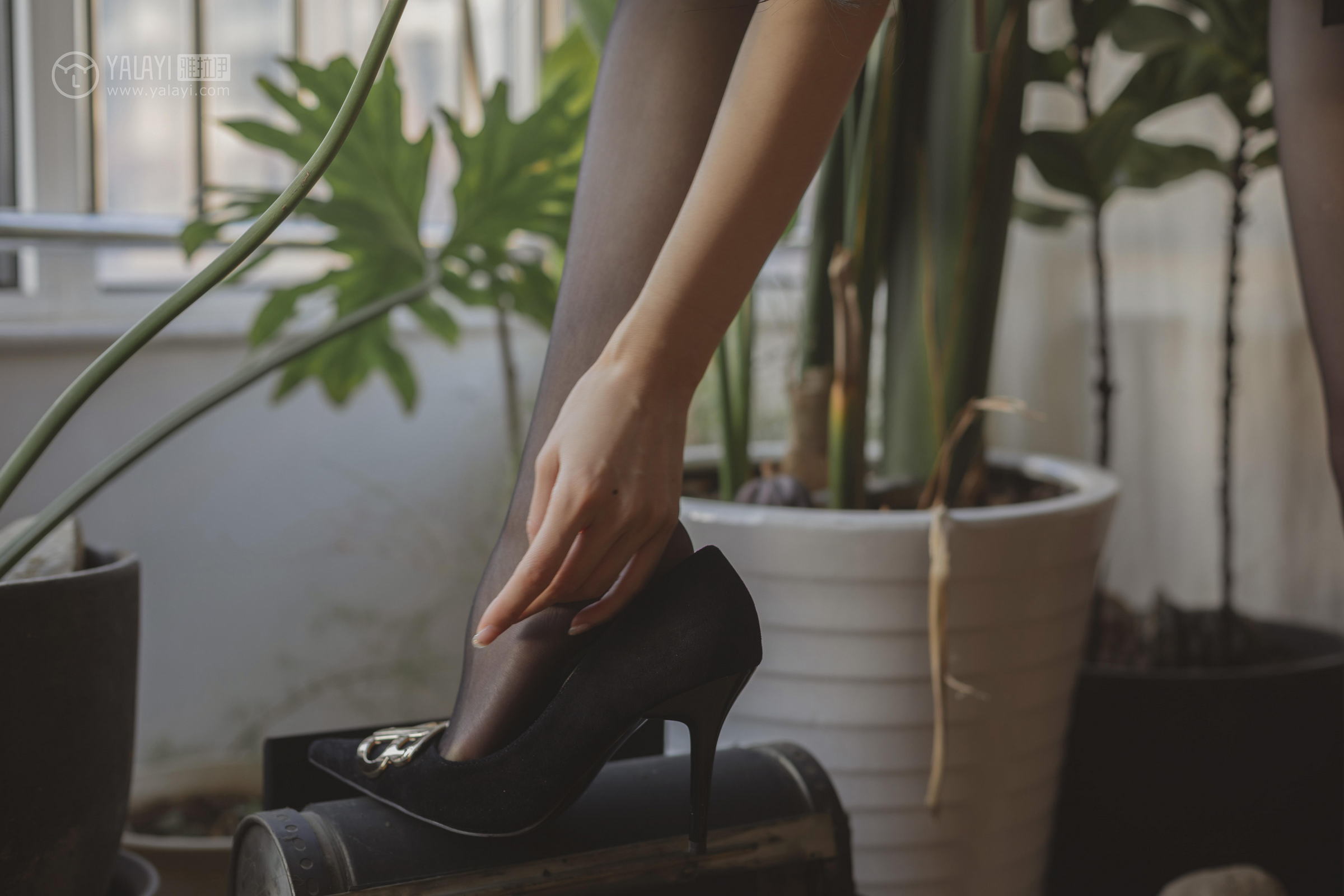 [YALAYI雅拉伊]2022.08.01 香蜜 凉儿 米色吊带祼背小礼裙加黑丝美腿性感私房写真集第14张