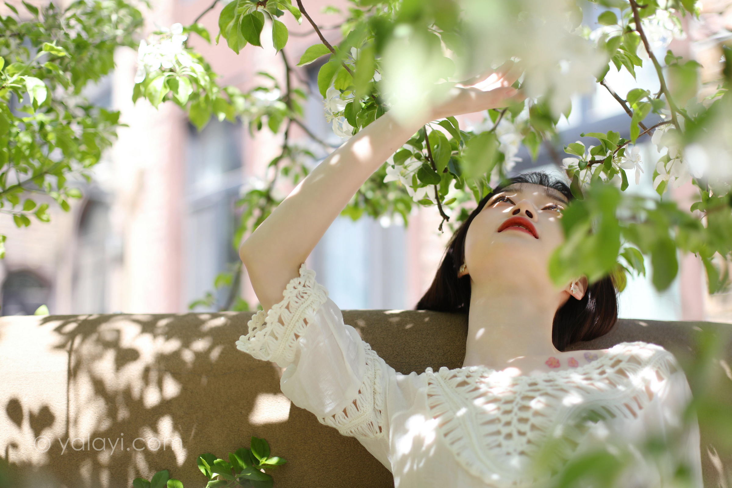 [YALAYI雅拉伊]2022.09.22 光晕 京京 白色镂空连衣裙加粉色长裙清纯写真集第7张