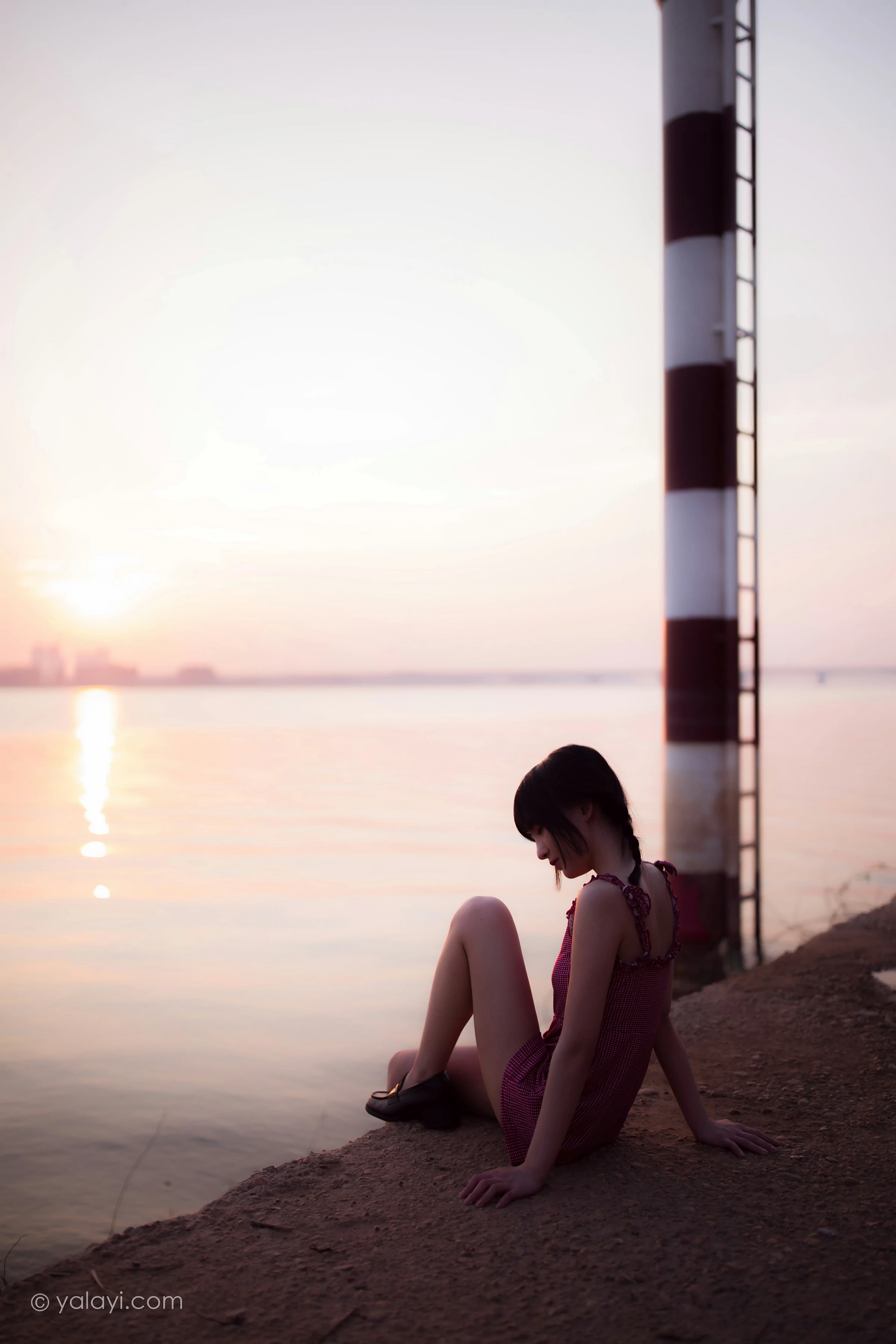 [YALAYI雅拉伊]NO.700 《杨柳岸》 周周 红色吊带连衣裙写真第5张