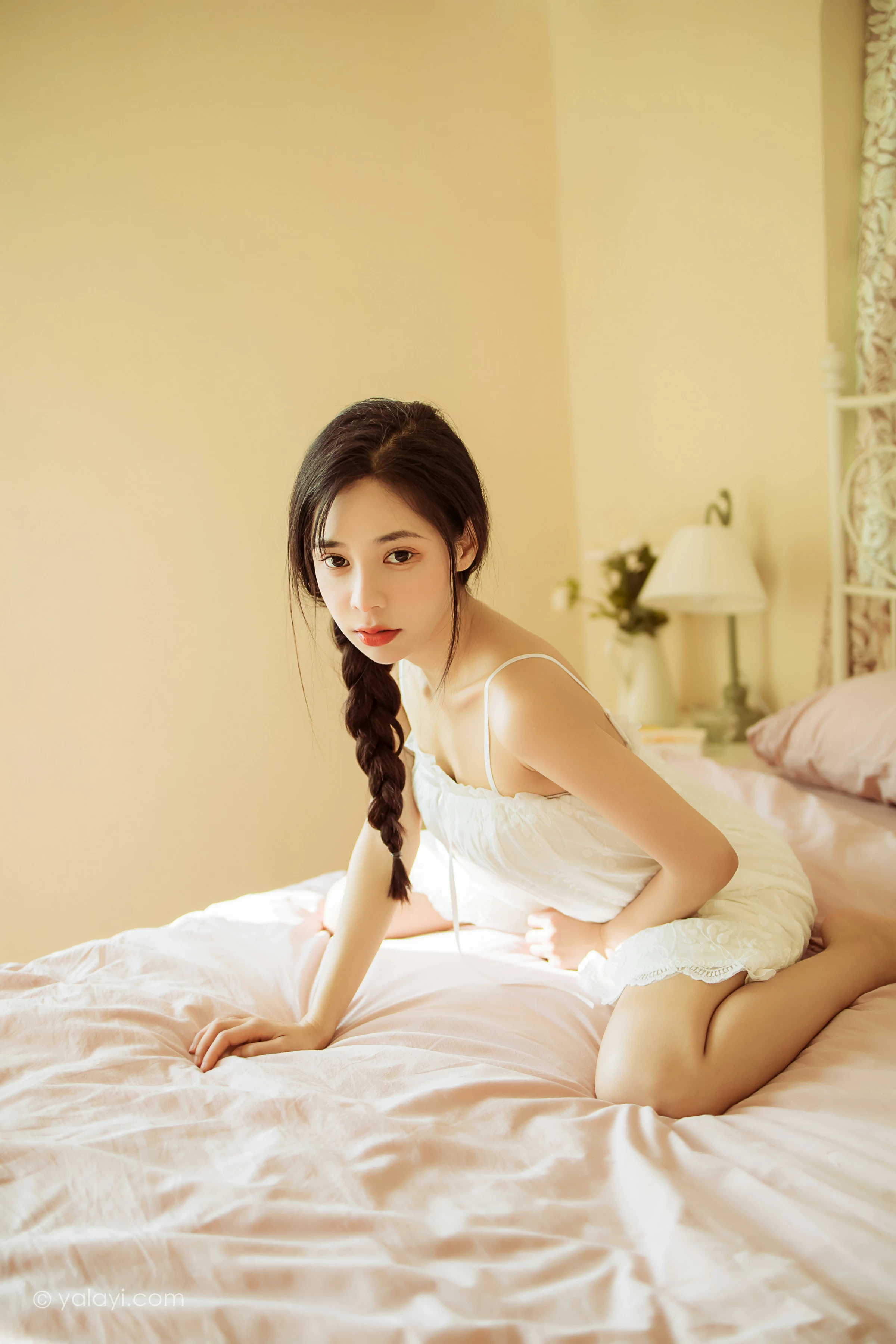 [YALAYI雅拉伊]2022.01.21 有一点生气 诗咏 白色吊带连衣裙性感写真集第2张
