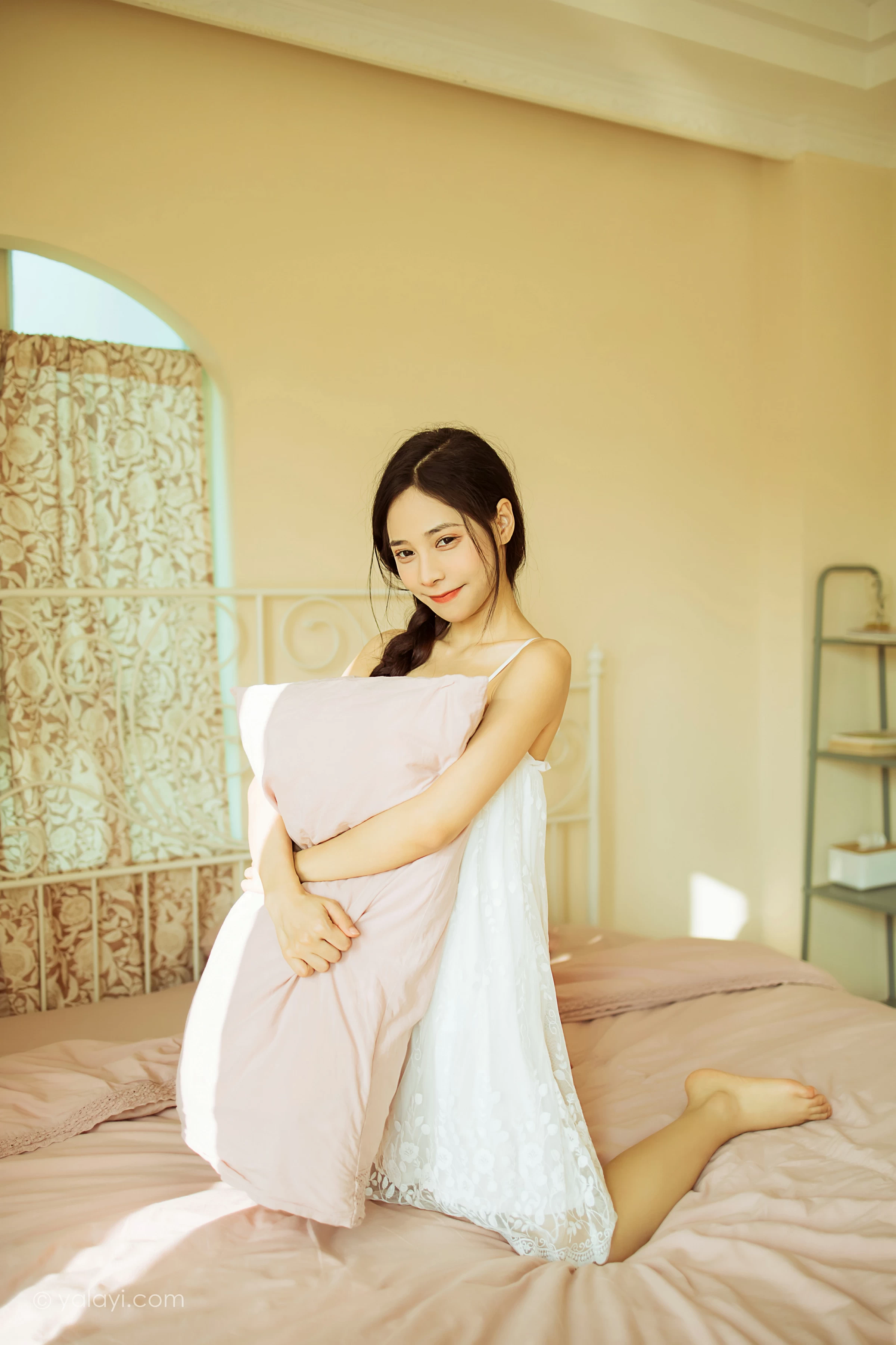 [YALAYI雅拉伊]2022.01.21 有一点生气 诗咏 白色吊带连衣裙性感写真集第8张