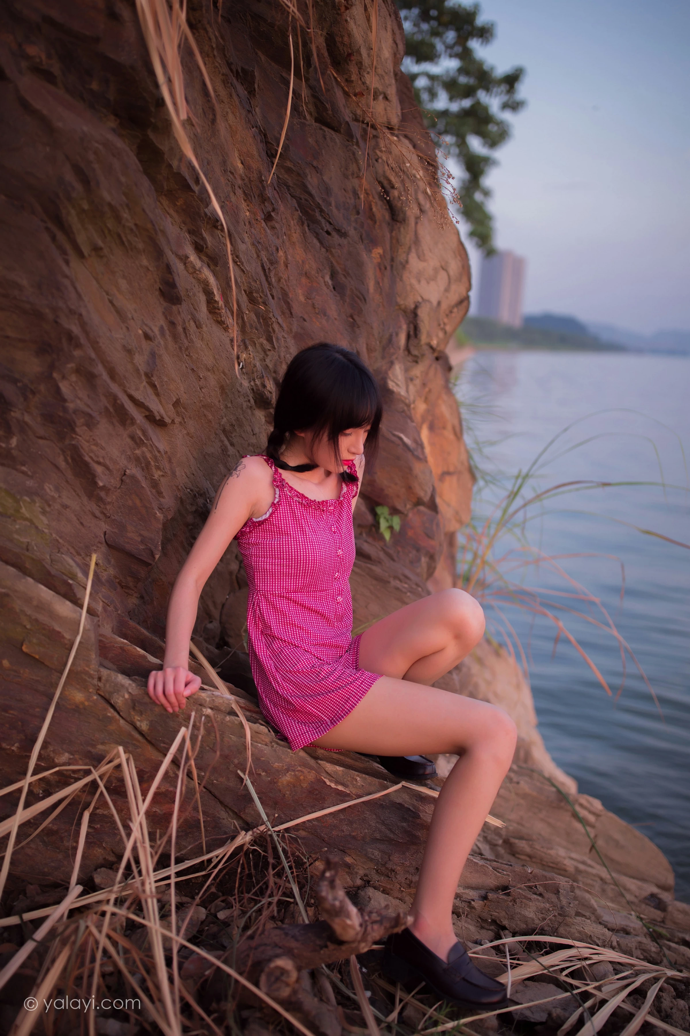 [YALAYI雅拉伊]NO.700 《杨柳岸》 周周 红色吊带连衣裙写真第10张