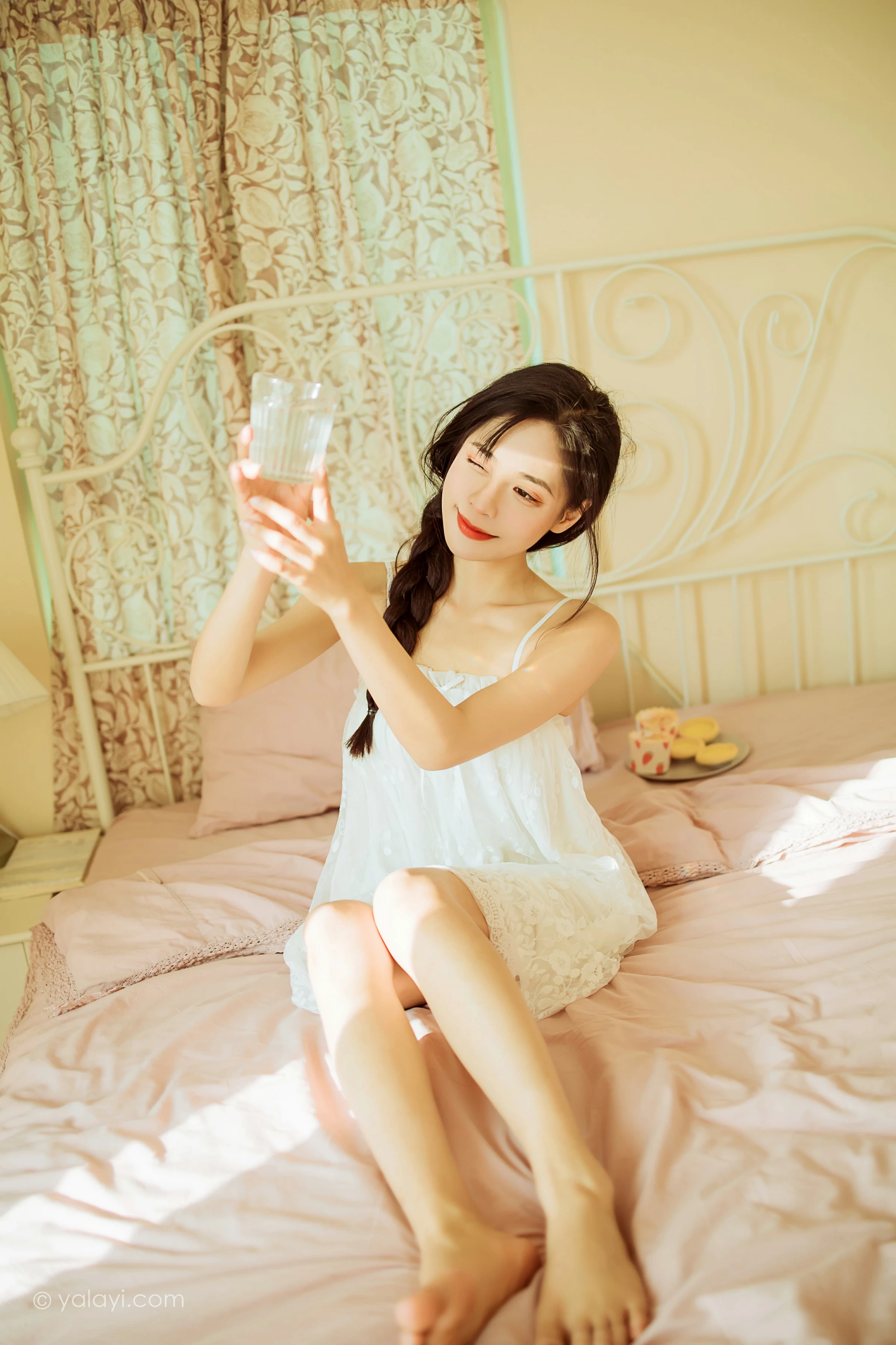 [YALAYI雅拉伊]2022.01.21 有一点生气 诗咏 白色吊带连衣裙性感写真集第13张