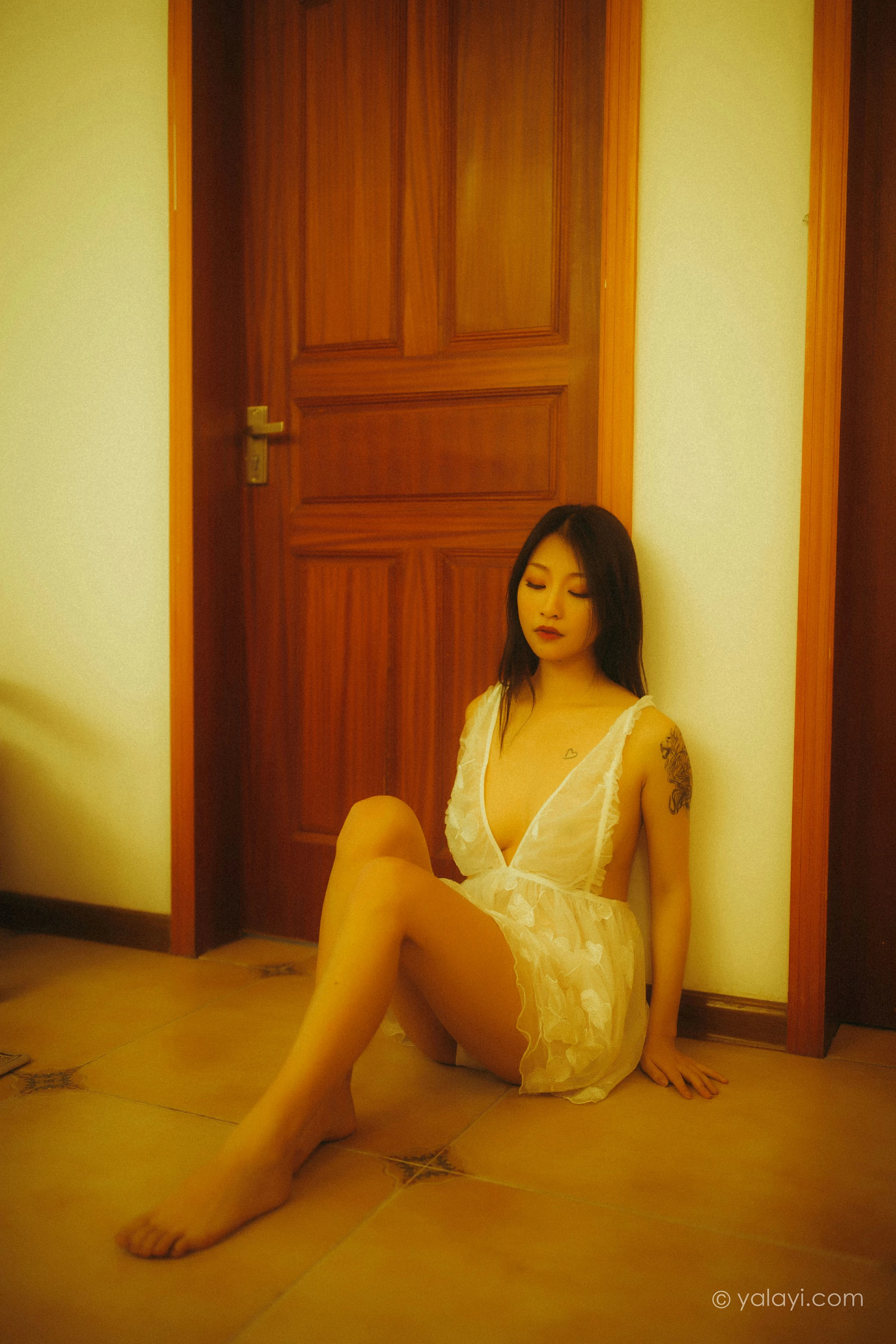 [YALAYI雅拉伊]NO.754 迷情公寓 婉儿 白色透视睡衣裙与连体镂空情趣内衣性感私房写真集第3张