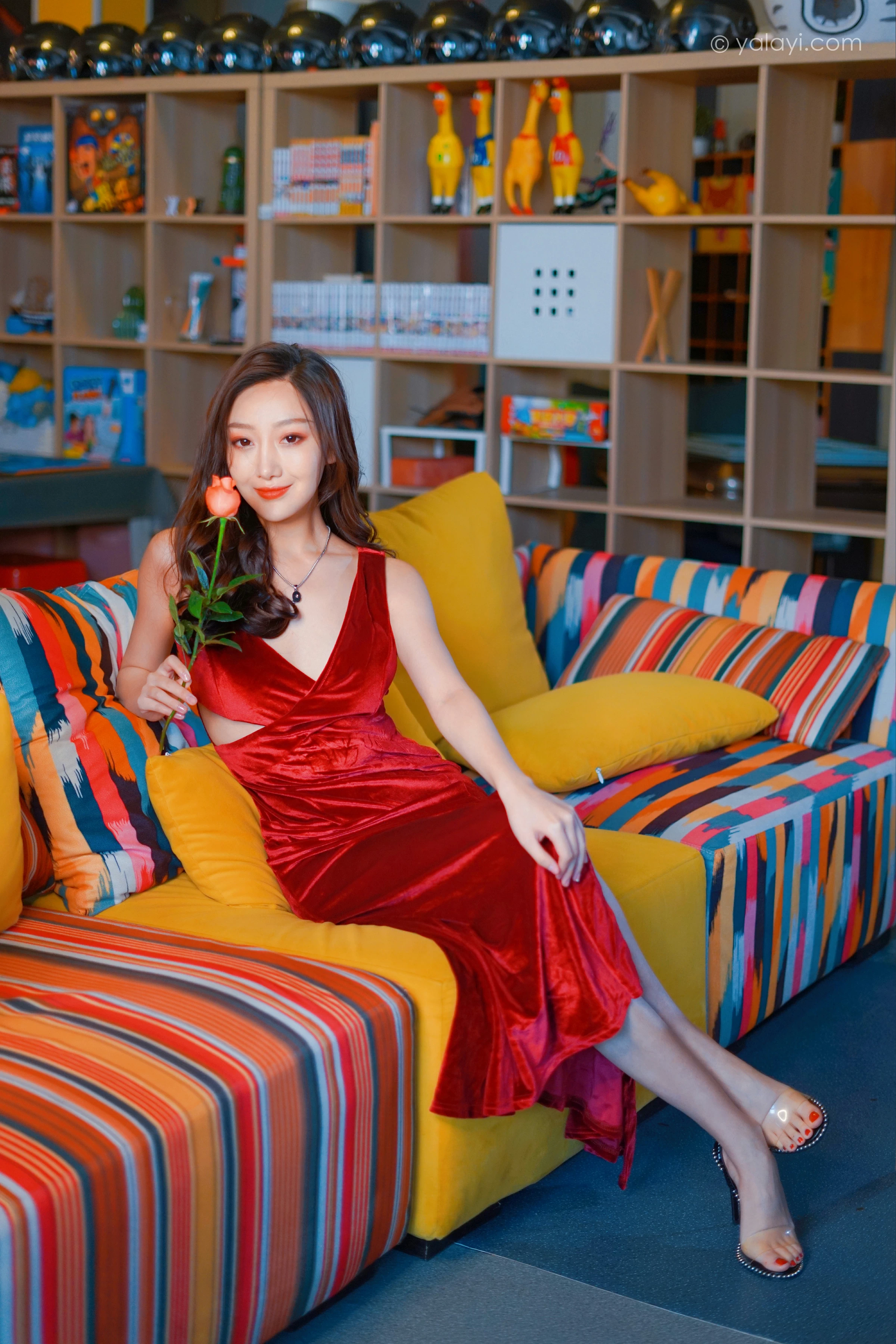 [YALAYI雅拉伊]2021.12.16 美人一笑也倾城 蕊思 红色连身礼服裙性感休闲写真集第6张