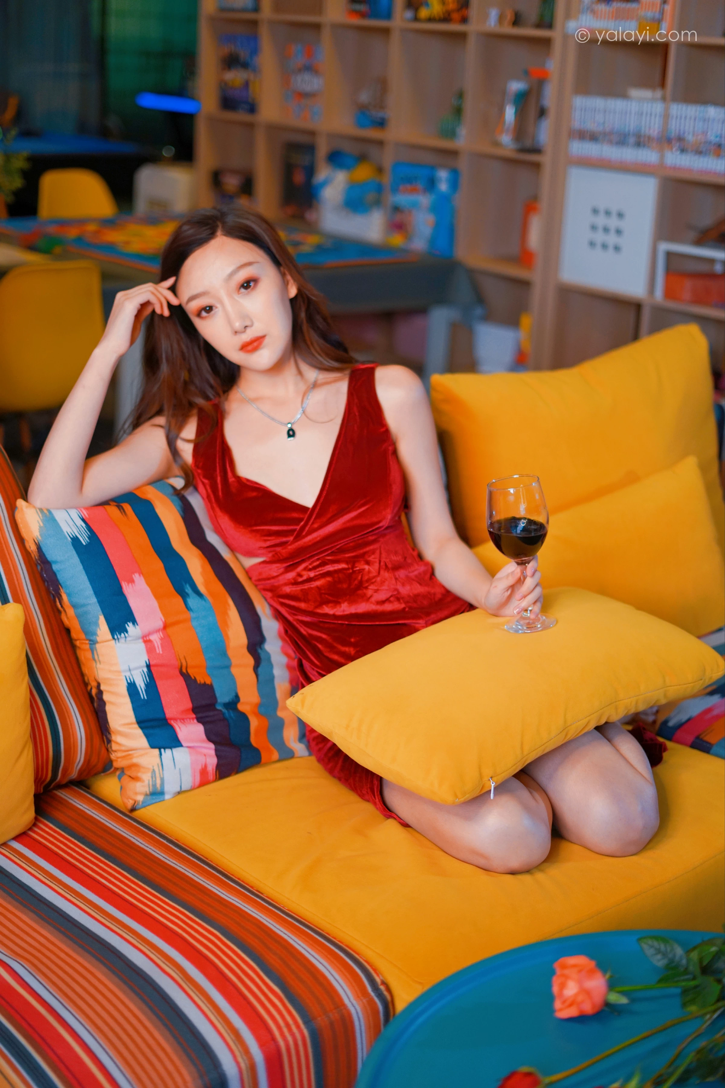 [YALAYI雅拉伊]2021.12.16 美人一笑也倾城 蕊思 红色连身礼服裙性感休闲写真集第5张