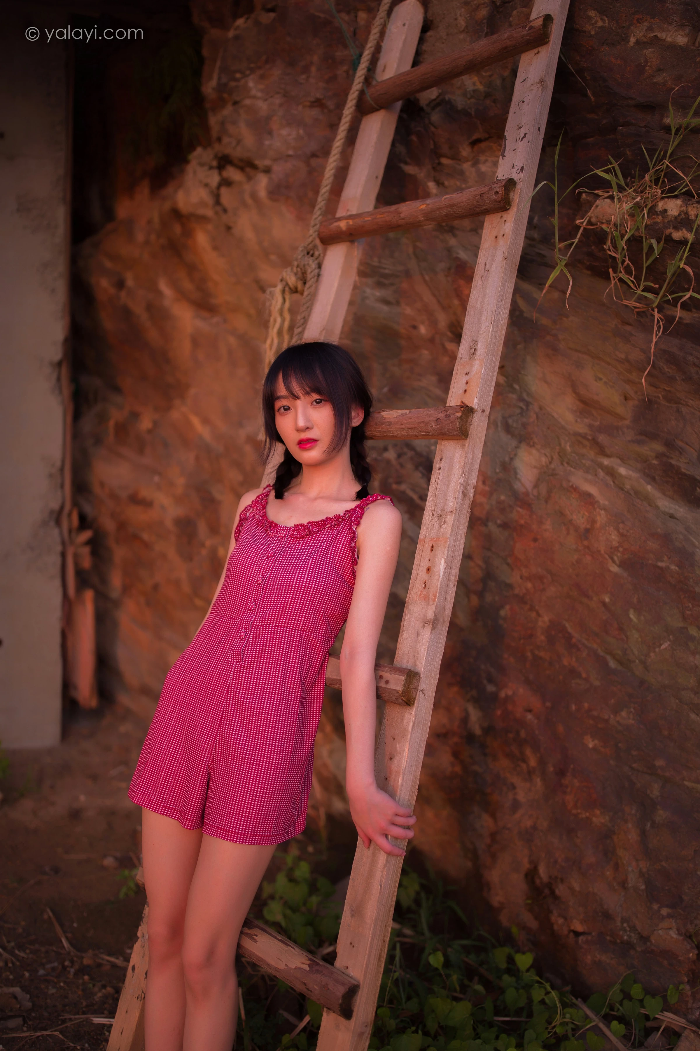 [YALAYI雅拉伊]NO.700 《杨柳岸》 周周 红色吊带连衣裙写真第18张