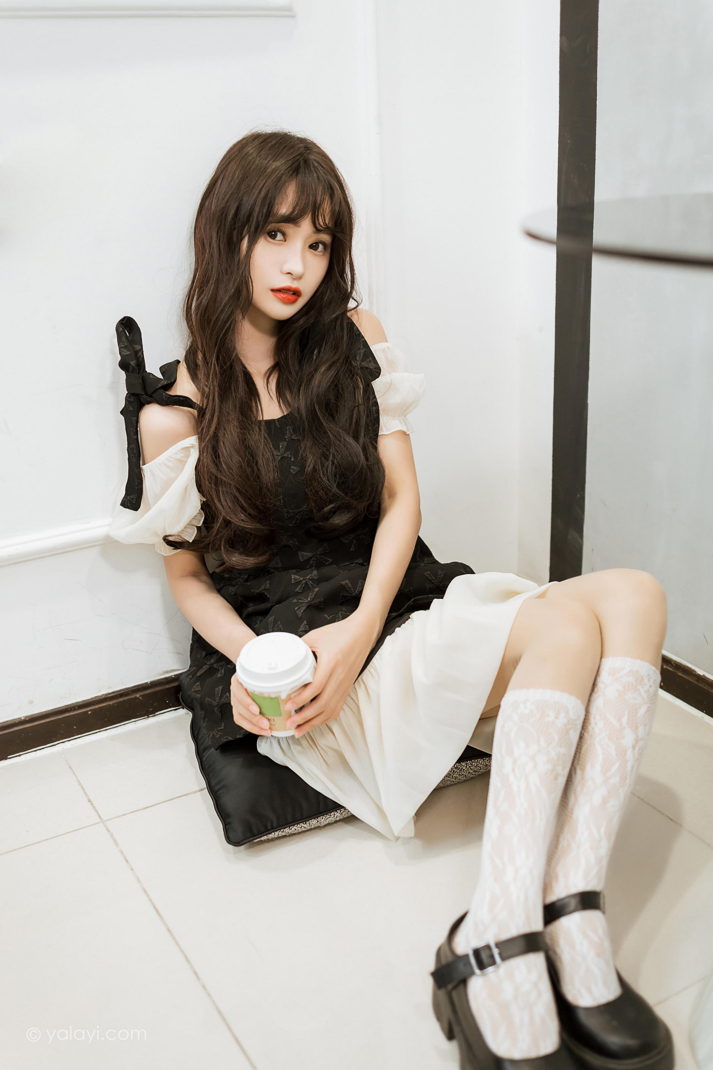 [YALAYI雅拉伊]2022.09.26 沦陷 小亭 黑色吊带连衣裙加白色丝袜美腿清纯写真集第6张