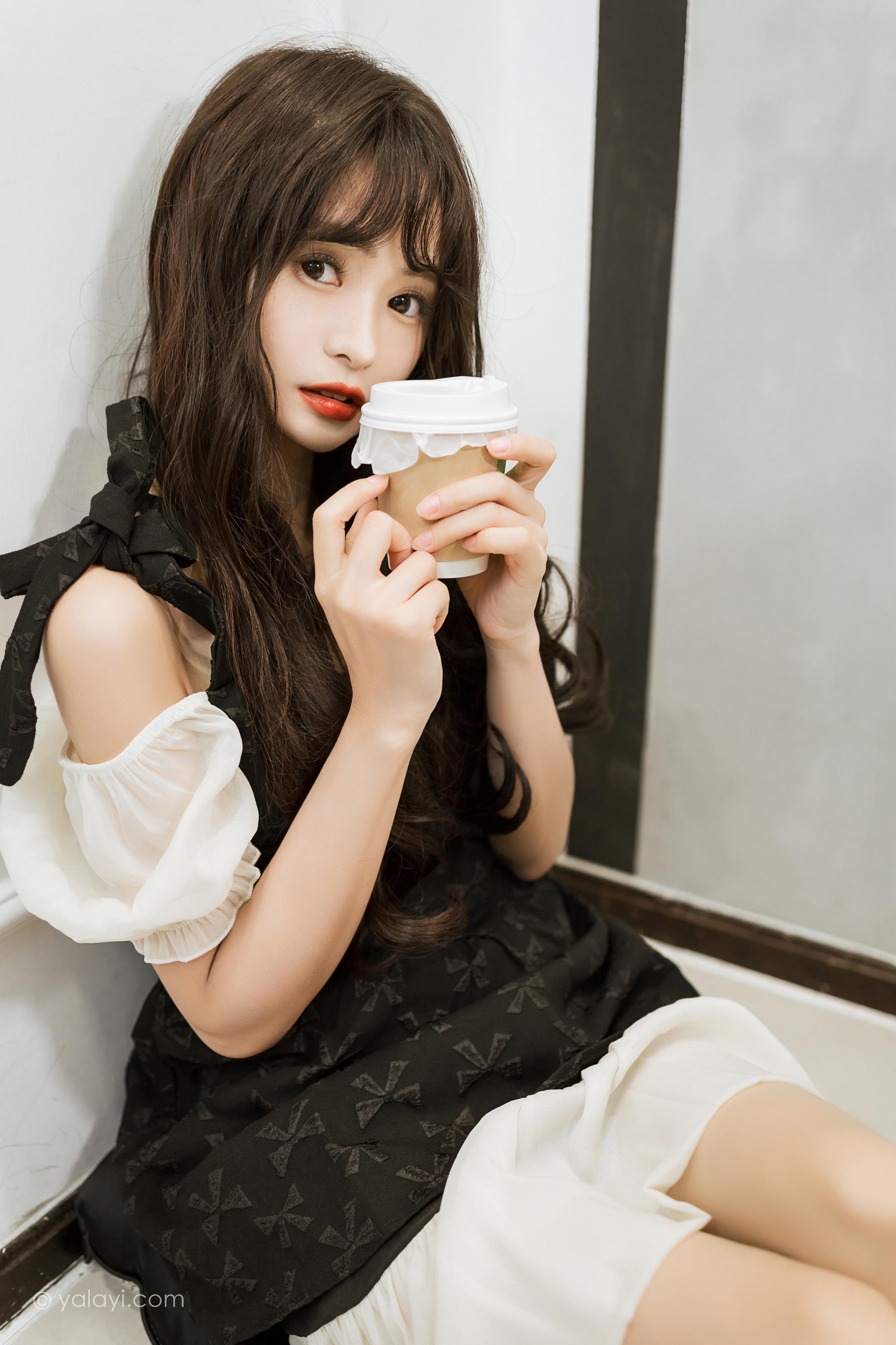 [YALAYI雅拉伊]2022.09.26 沦陷 小亭 黑色吊带连衣裙加白色丝袜美腿清纯写真集第4张