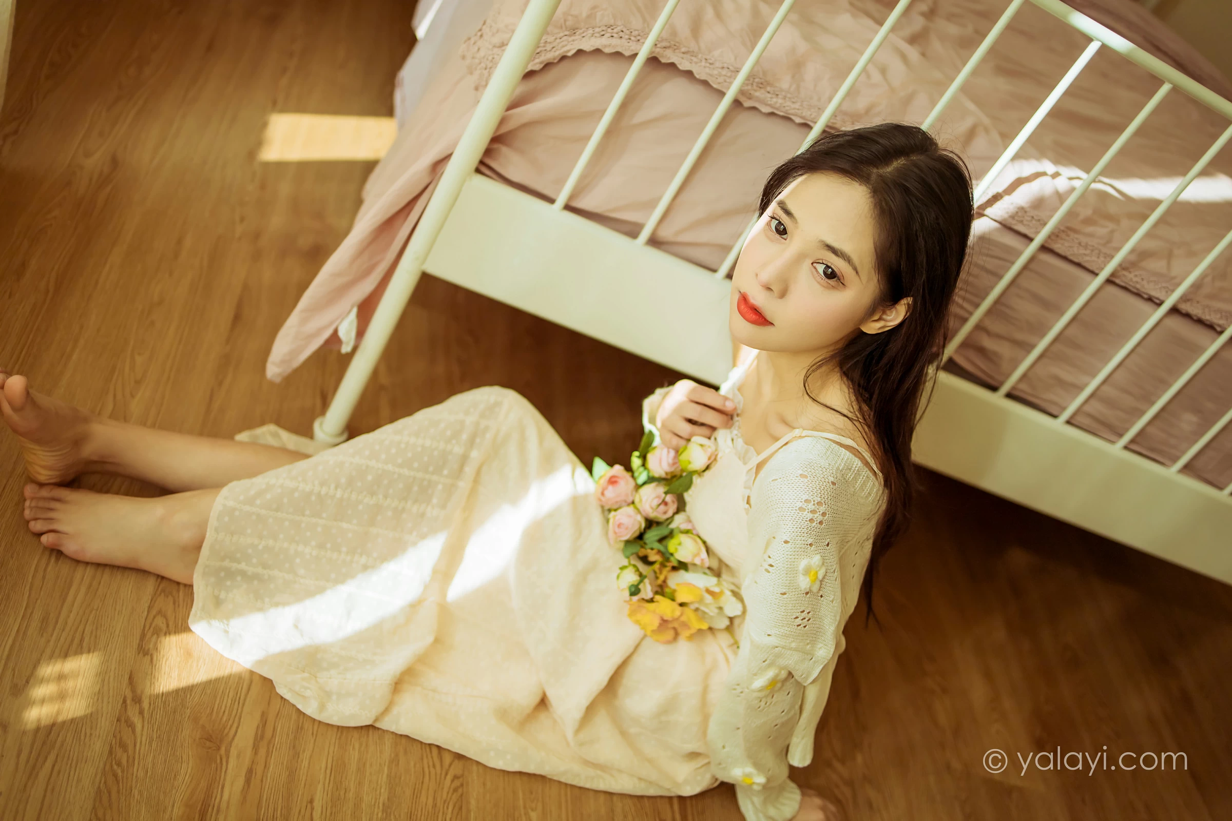 [YALAYI雅拉伊]2022.01.13 最浪漫的事 诗咏 白色镂空外套加吊带连衣裙居家私房写真集第6张
