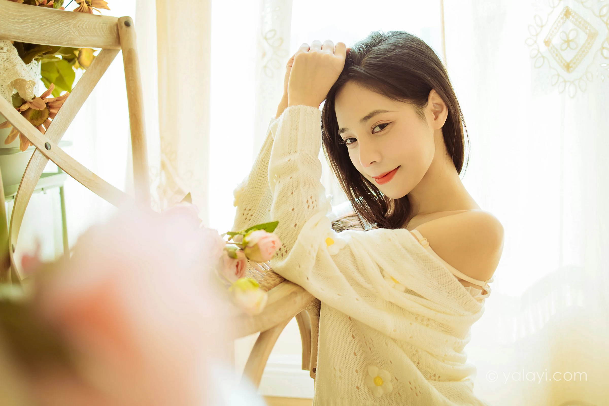 [YALAYI雅拉伊]2022.01.13 最浪漫的事 诗咏 白色镂空外套加吊带连衣裙居家私房写真集第8张