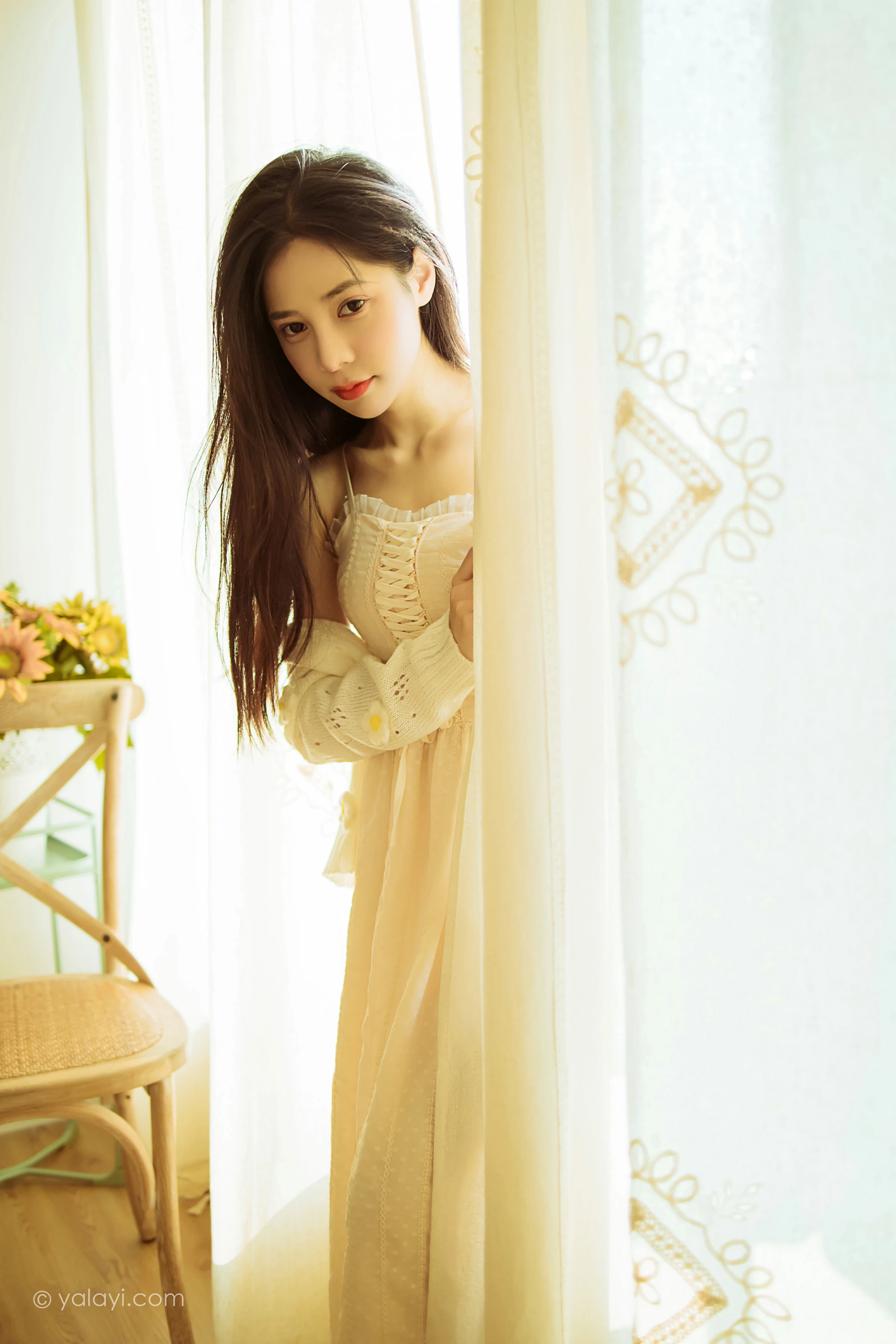 [YALAYI雅拉伊]2022.01.13 最浪漫的事 诗咏 白色镂空外套加吊带连衣裙居家私房写真集第13张