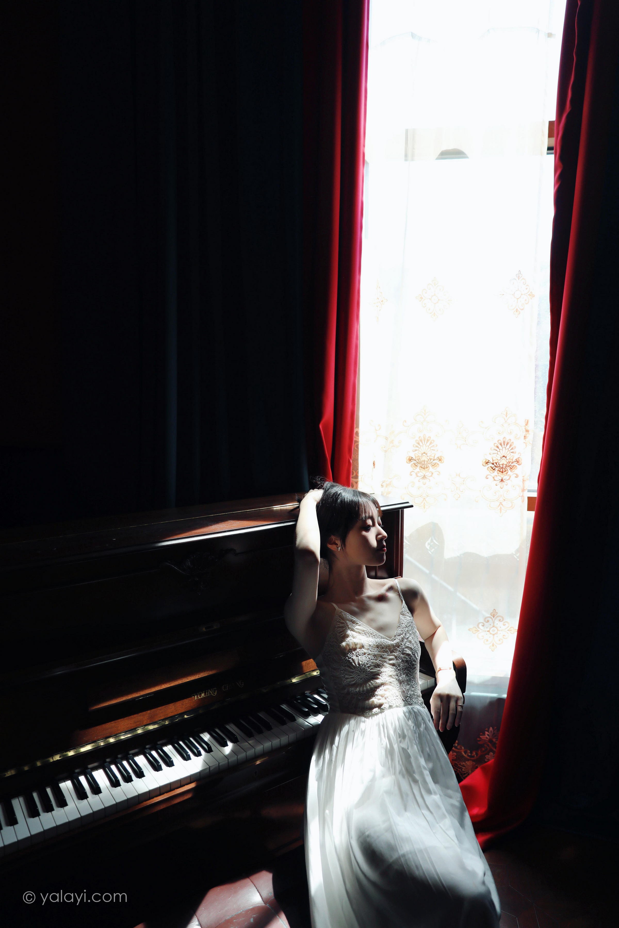 [YALAYI雅拉伊]2022.07.16 唤 京京 白色吊带蕾丝连衣裙居家清纯写真集第5张