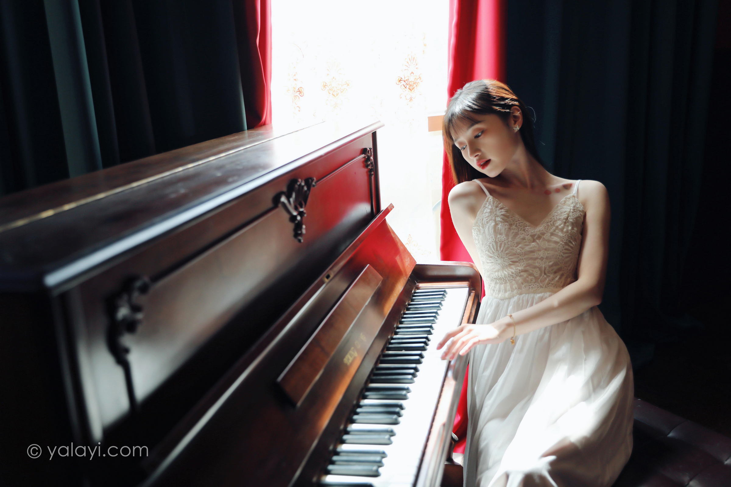 [YALAYI雅拉伊]2022.07.16 唤 京京 白色吊带蕾丝连衣裙居家清纯写真集第4张