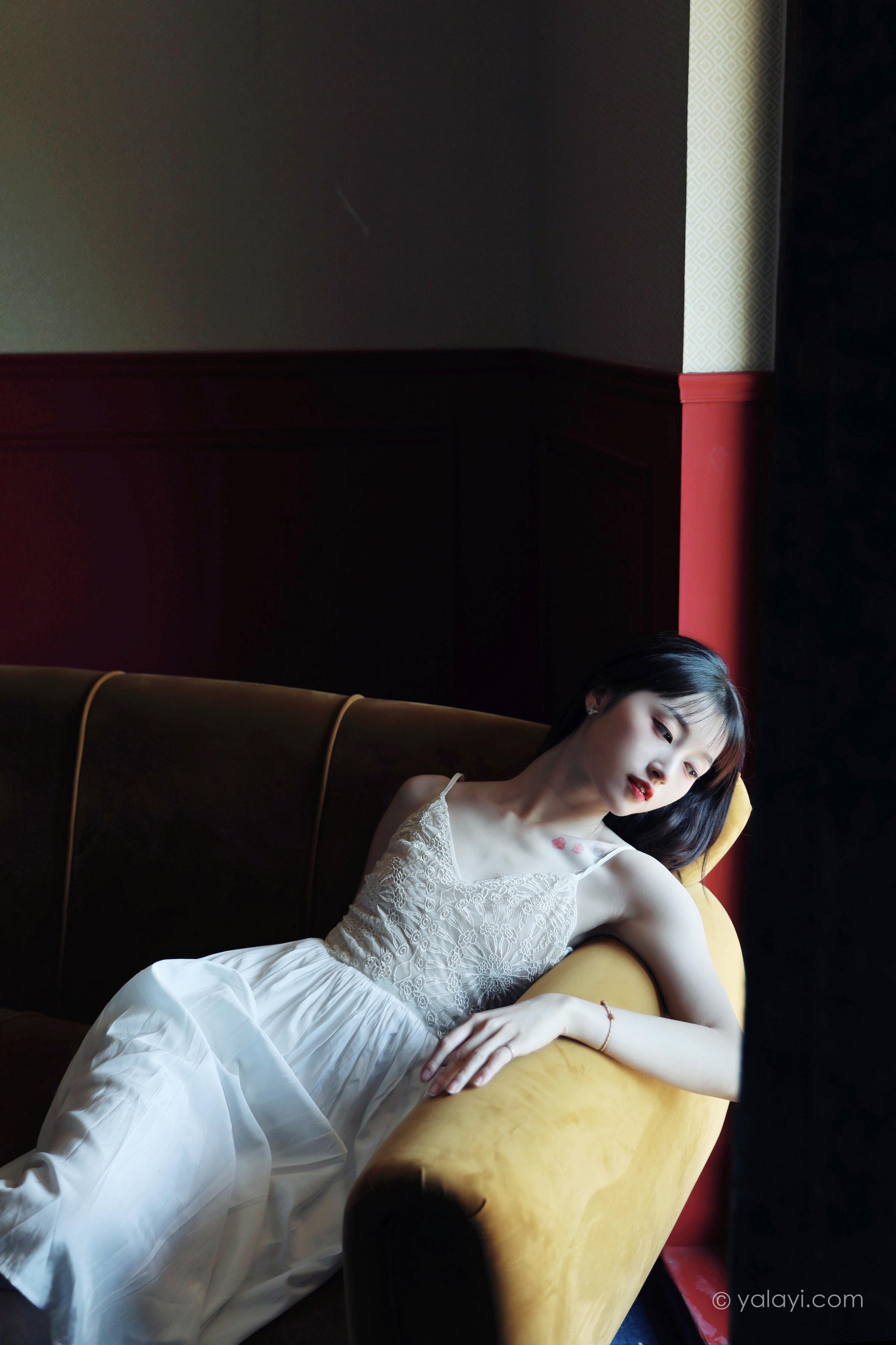 [YALAYI雅拉伊]2022.07.16 唤 京京 白色吊带蕾丝连衣裙居家清纯写真集第6张