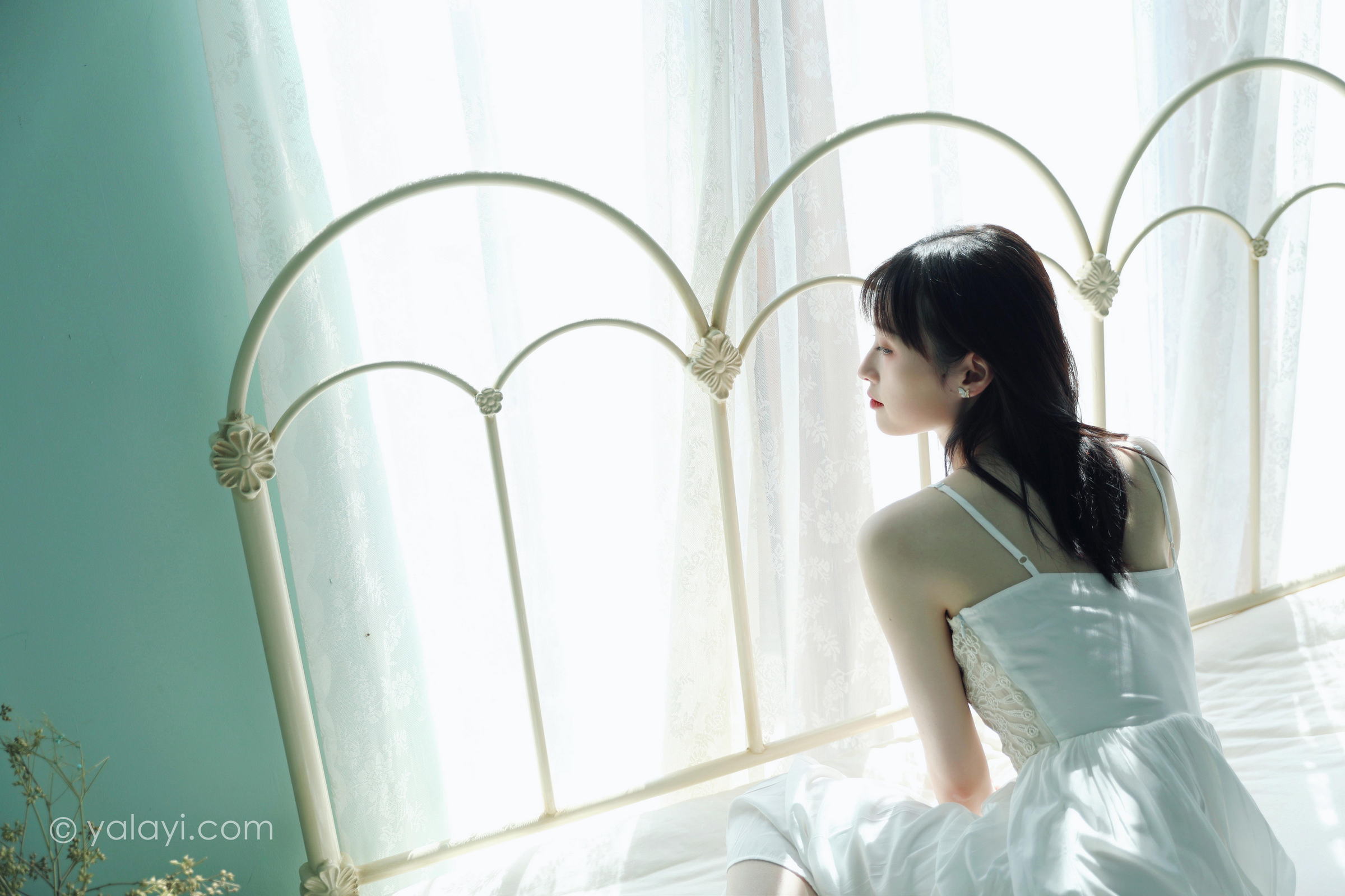 [YALAYI雅拉伊]2022.07.16 唤 京京 白色吊带蕾丝连衣裙居家清纯写真集第11张