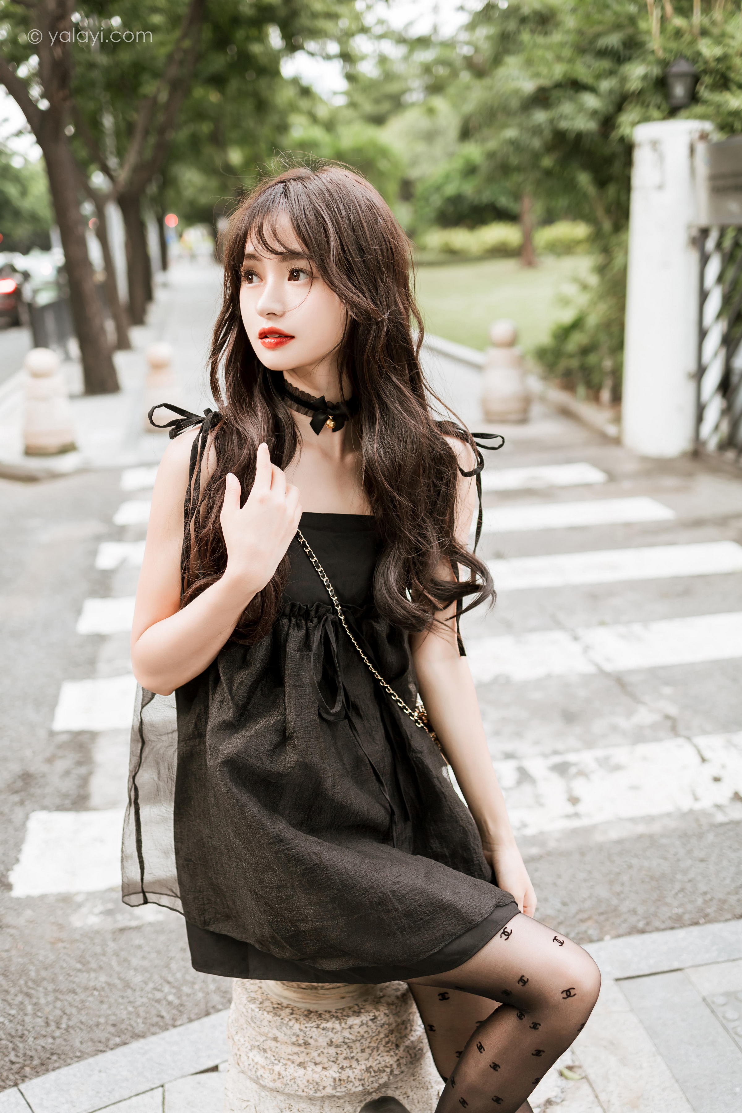 [YALAYI雅拉伊]2022.09.30 给你幸福 小亭 黑色吊带连衣裙加黑丝美腿性感写真集第11张