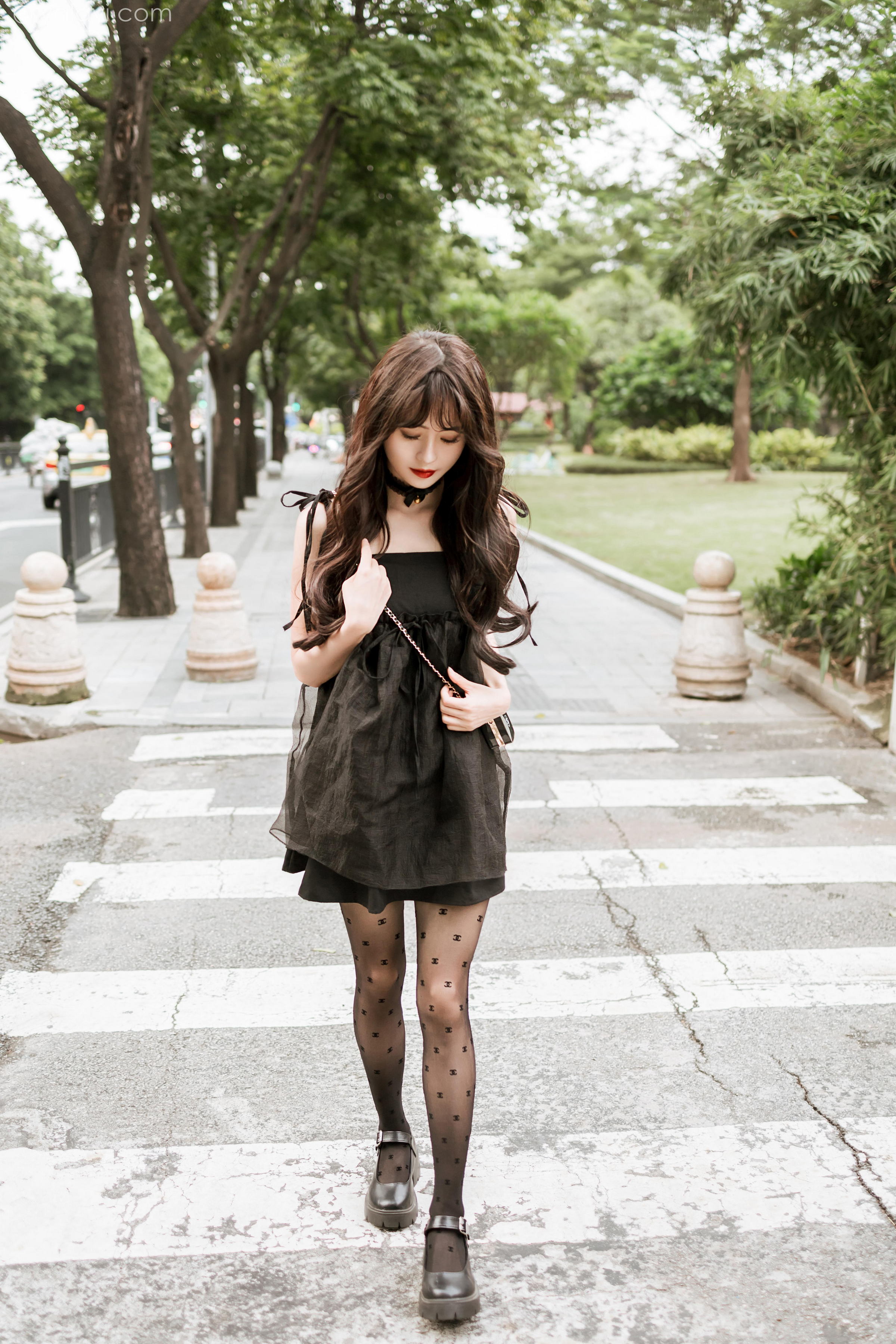 [YALAYI雅拉伊]2022.09.30 给你幸福 小亭 黑色吊带连衣裙加黑丝美腿性感写真集第9张