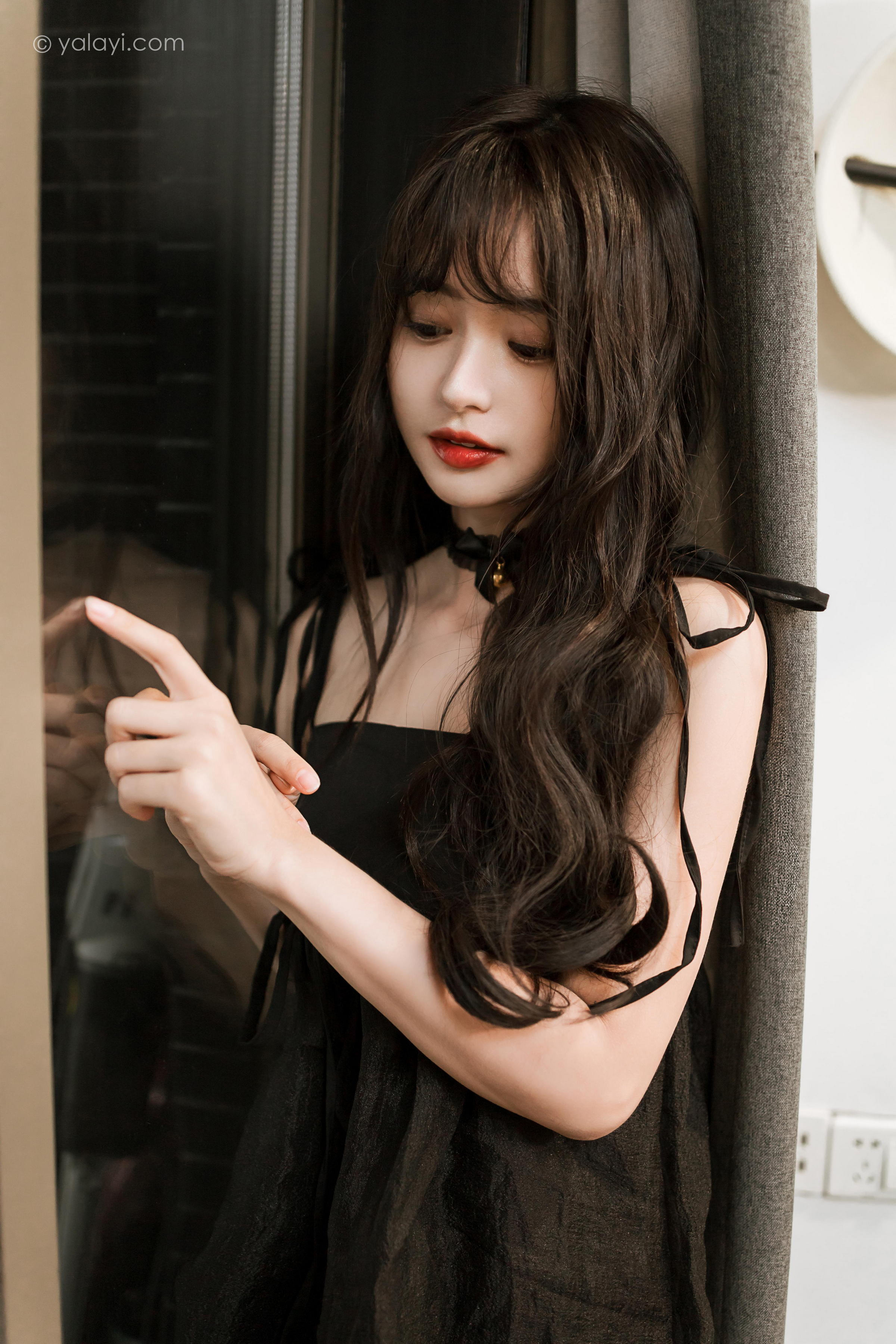 [YALAYI雅拉伊]2022.09.30 给你幸福 小亭 黑色吊带连衣裙加黑丝美腿性感写真集第6张