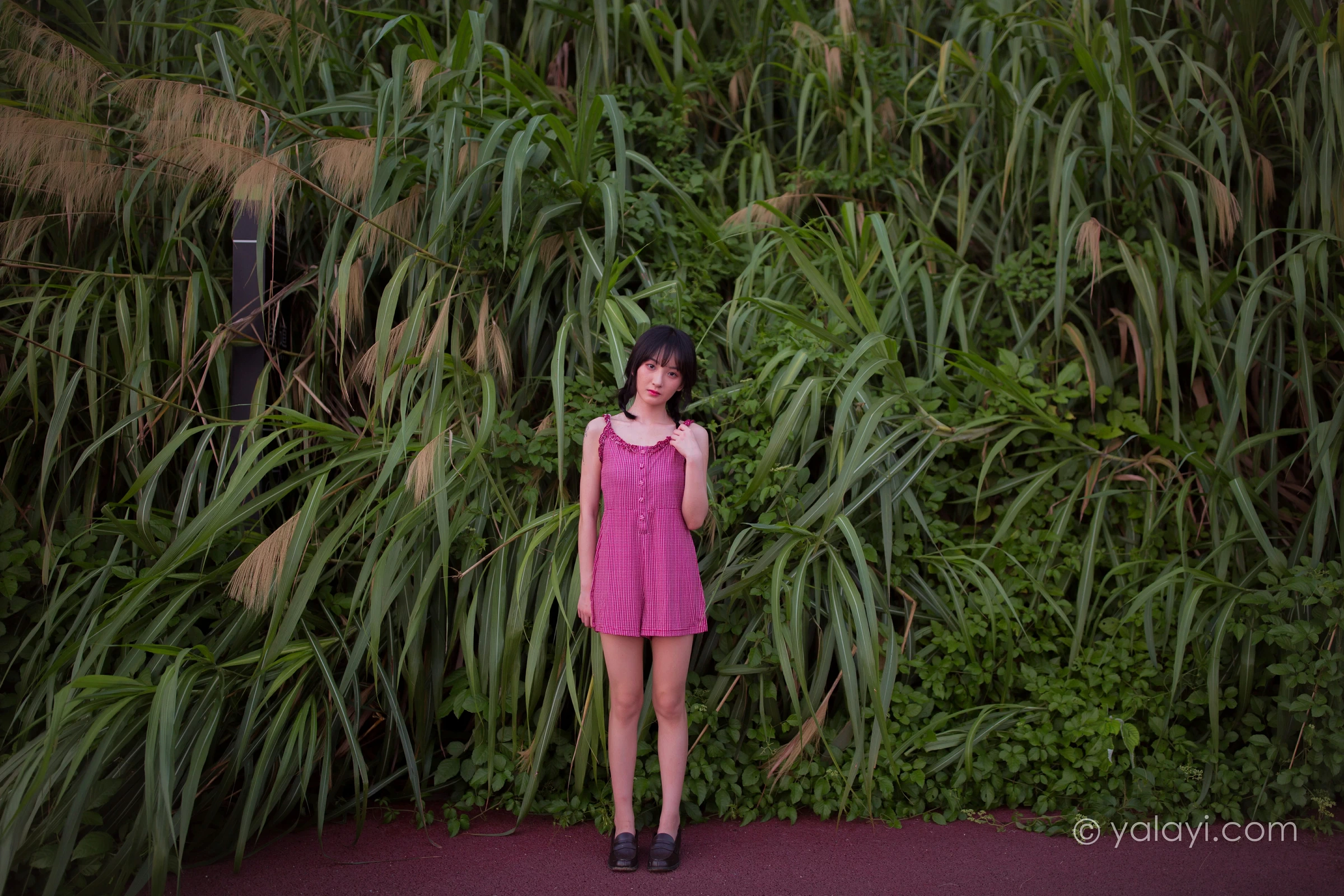 [YALAYI雅拉伊]NO.702 《暮色》 落落 粉色吊带连体短裤清纯私房写真集第15张