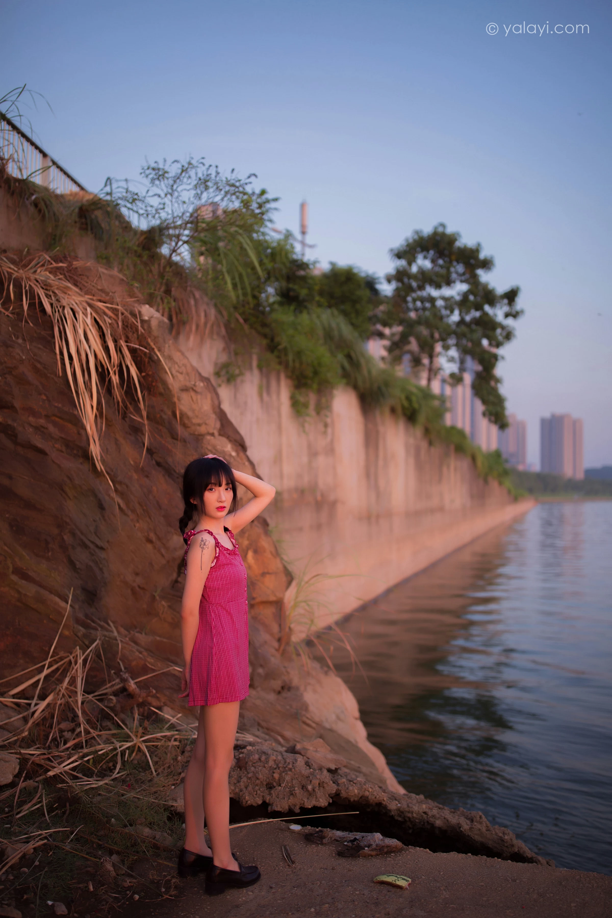 [YALAYI雅拉伊]NO.702 《暮色》 落落 粉色吊带连体短裤清纯私房写真集第7张