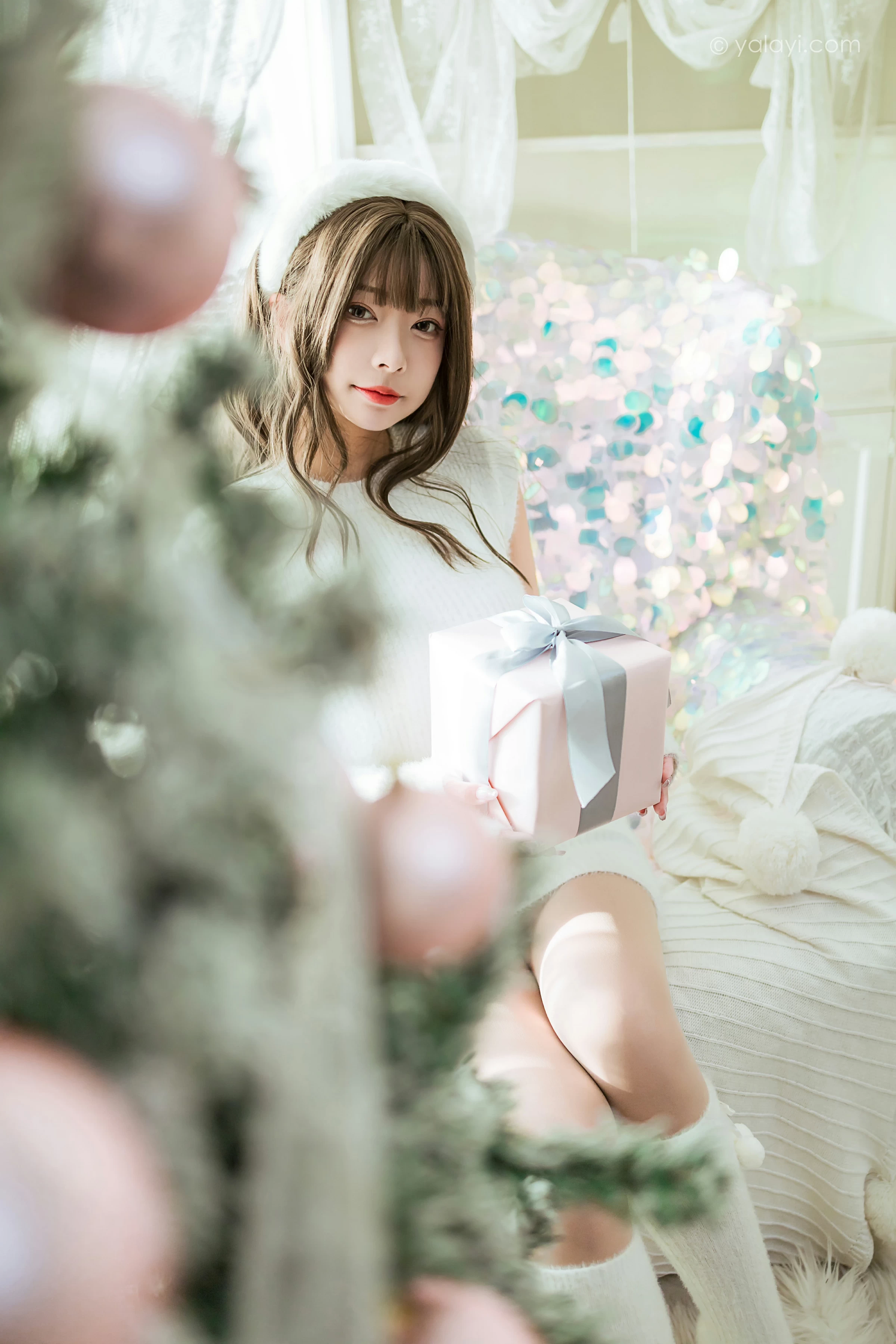 [YALAYI雅拉伊]2021.12.17 圣诞礼物 阿禾 白色毛衣裙加白色绵袜居家私房写真集第3张