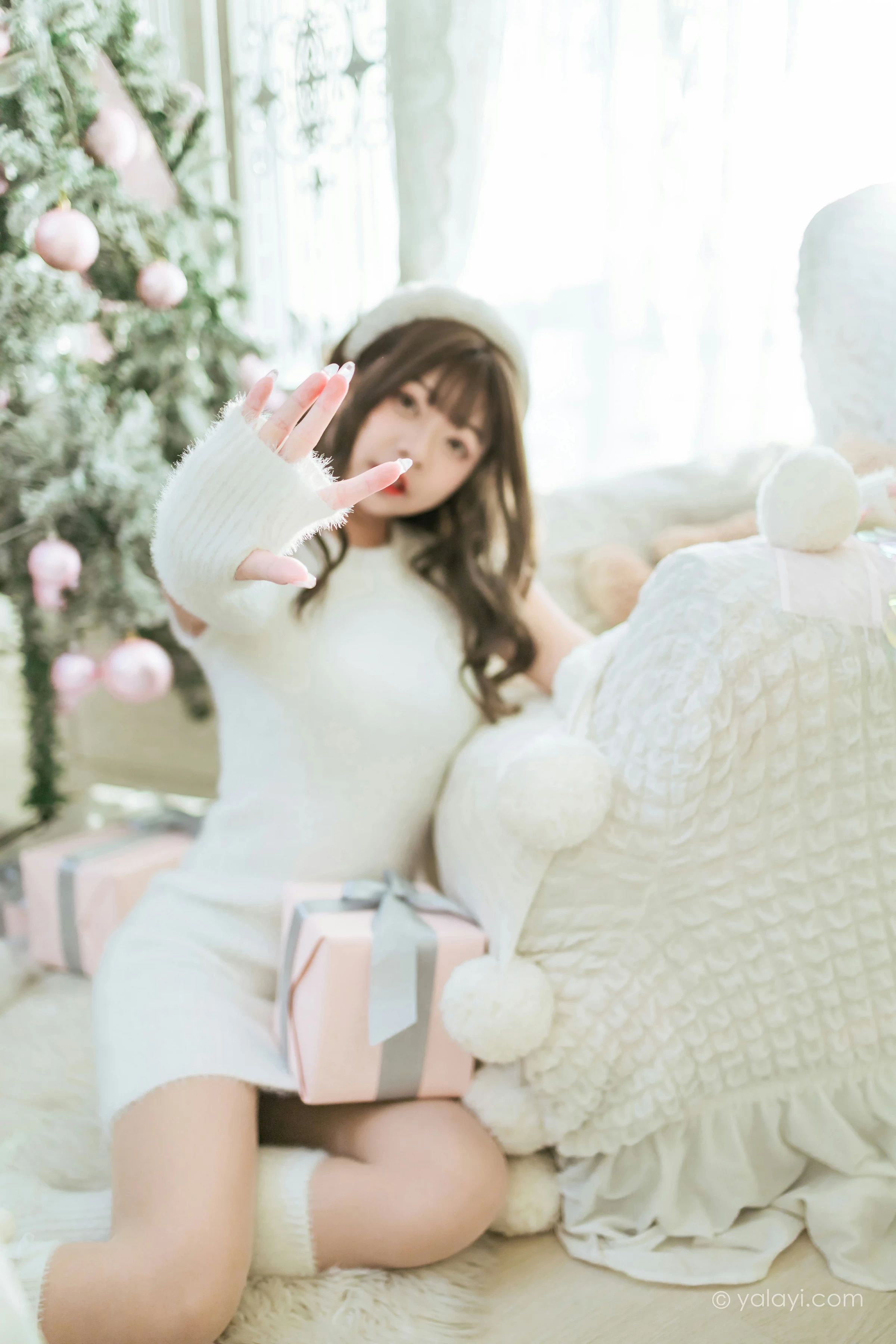 [YALAYI雅拉伊]2021.12.17 圣诞礼物 阿禾 白色毛衣裙加白色绵袜居家私房写真集第9张
