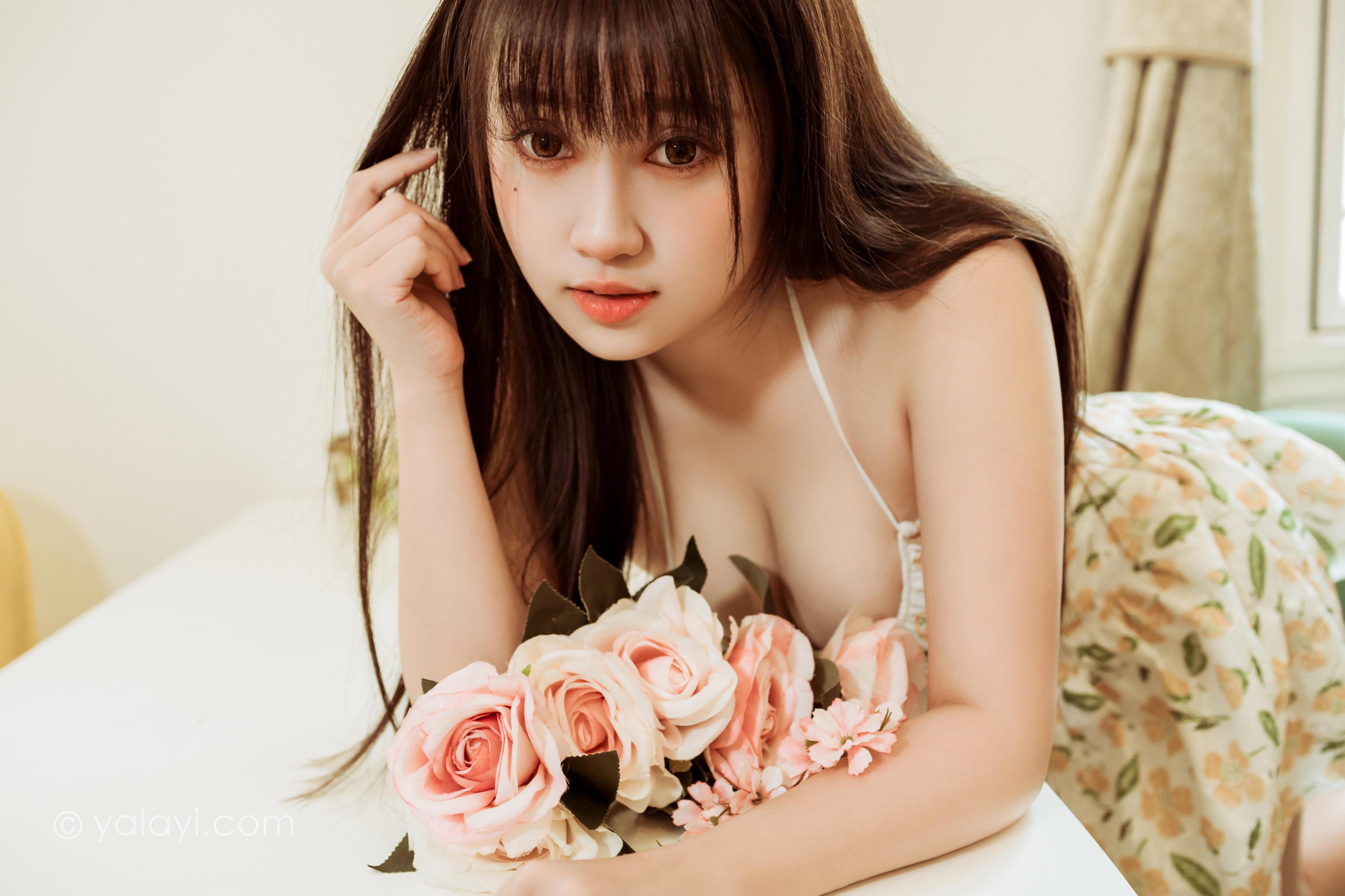 [YALAYI雅拉伊]2022.02.25 花花姑娘 虞艺 白色吊带连衣裙居家性感私房写真集第11张