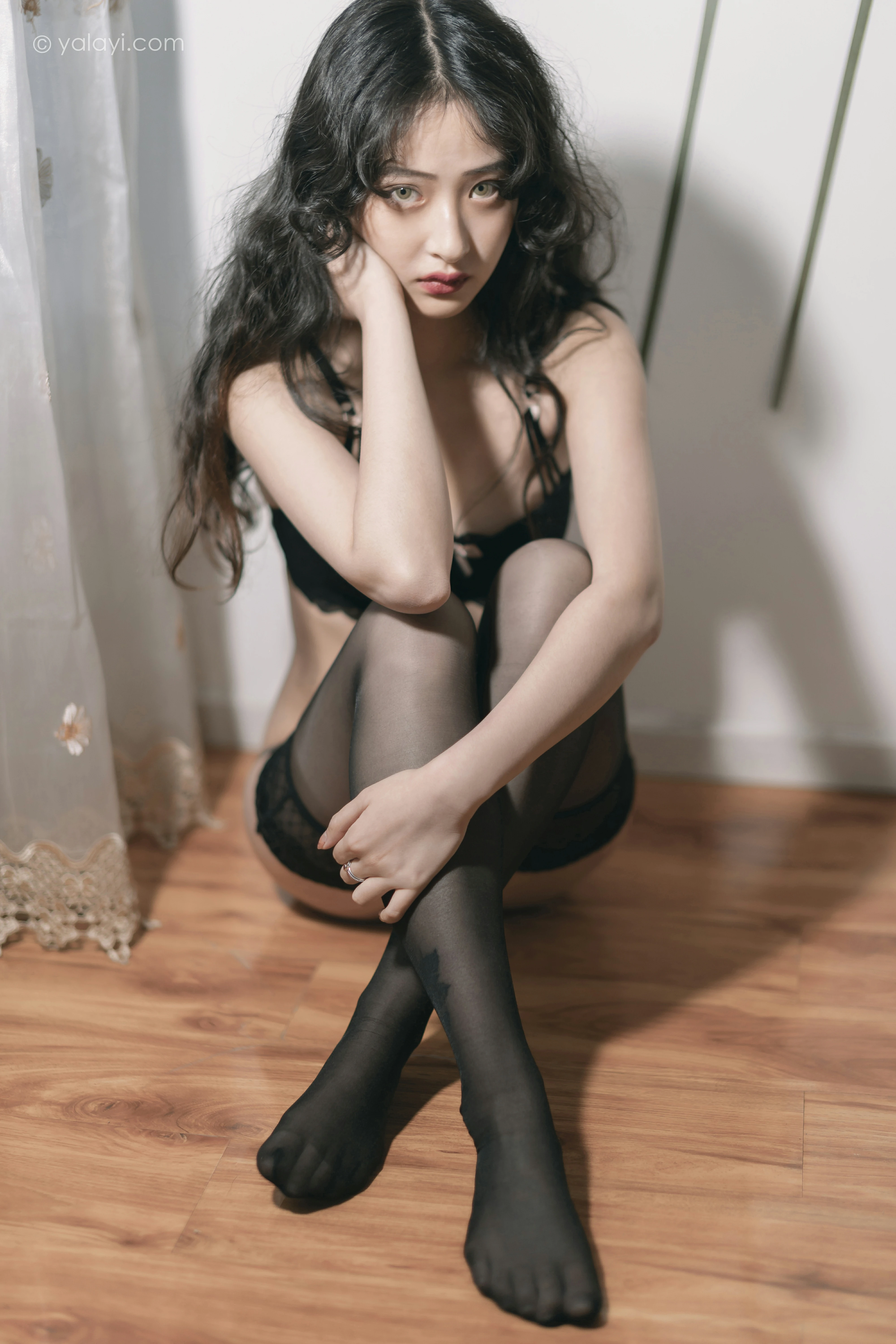 [YALAYI雅拉伊]NO.842 黑蝴蝶 西子 黑色蕾丝内衣加黑丝美腿性感私房写真集第9张