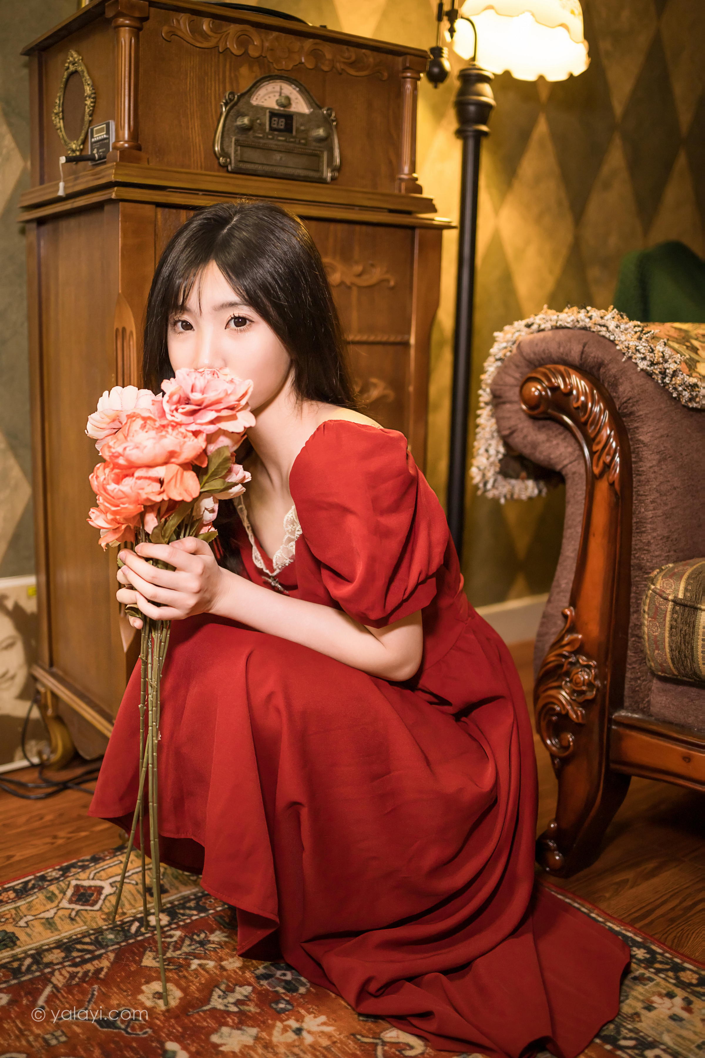 [YALAYI雅拉伊]2022.07.24 永不凋零 小乔 红色短袖连衣裙居家清纯写真集第11张